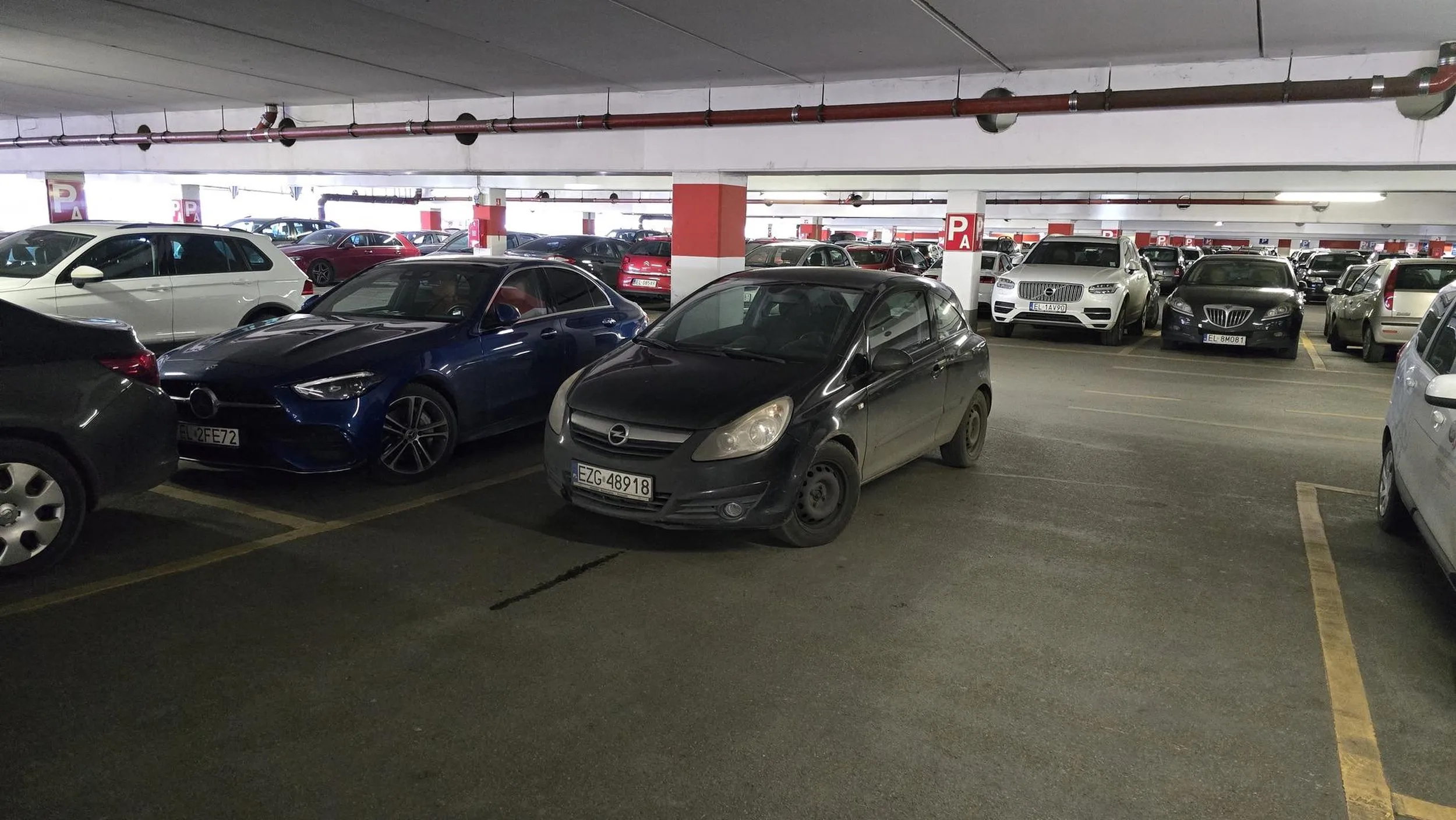 Parkowanie poza wyznaczonym miejscem, na przejeździe.