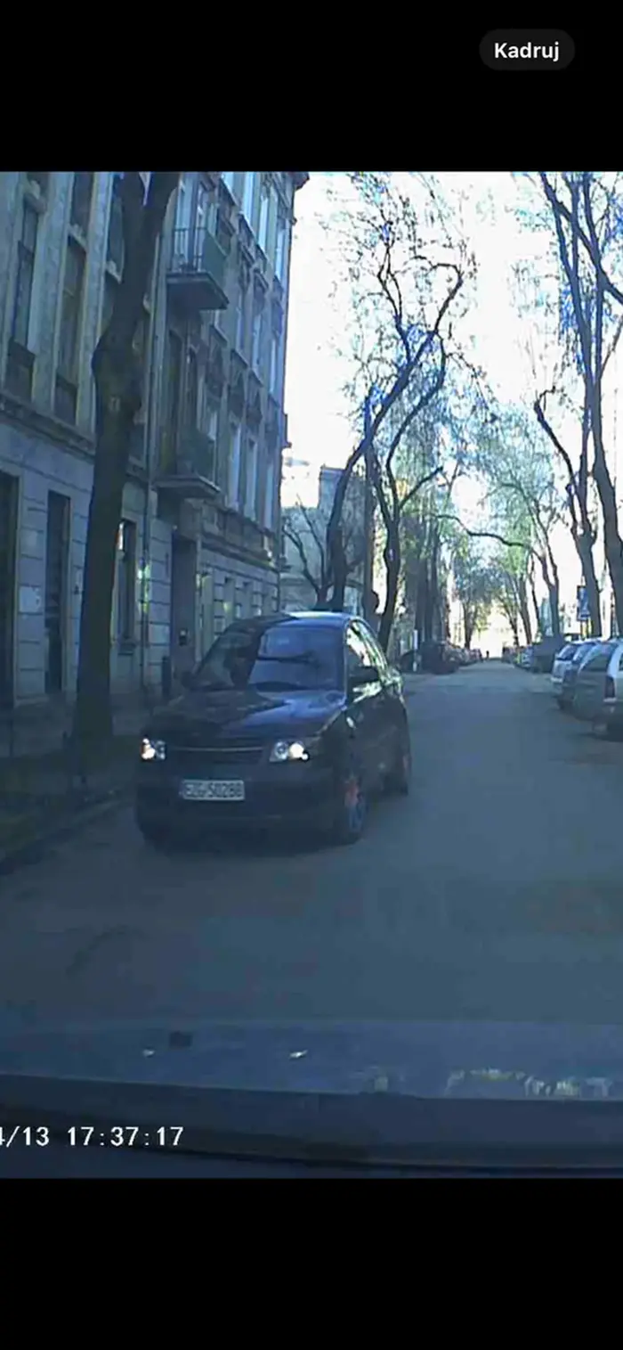 Jedzie pod prąd i do tego jeszcze trąbi powiadamiając o tym że za kierownicą siedzi patologia