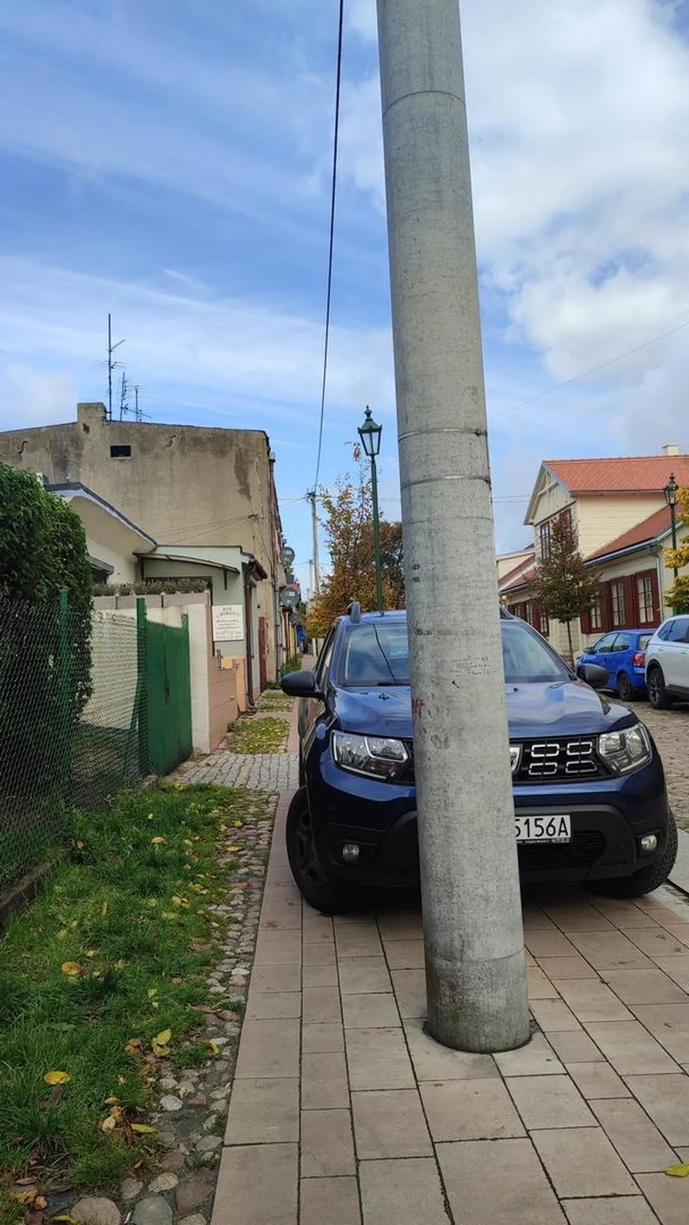Pseudo kierowca dalej nie nauczył się parkować. Ciągle zastawia chodnik ???