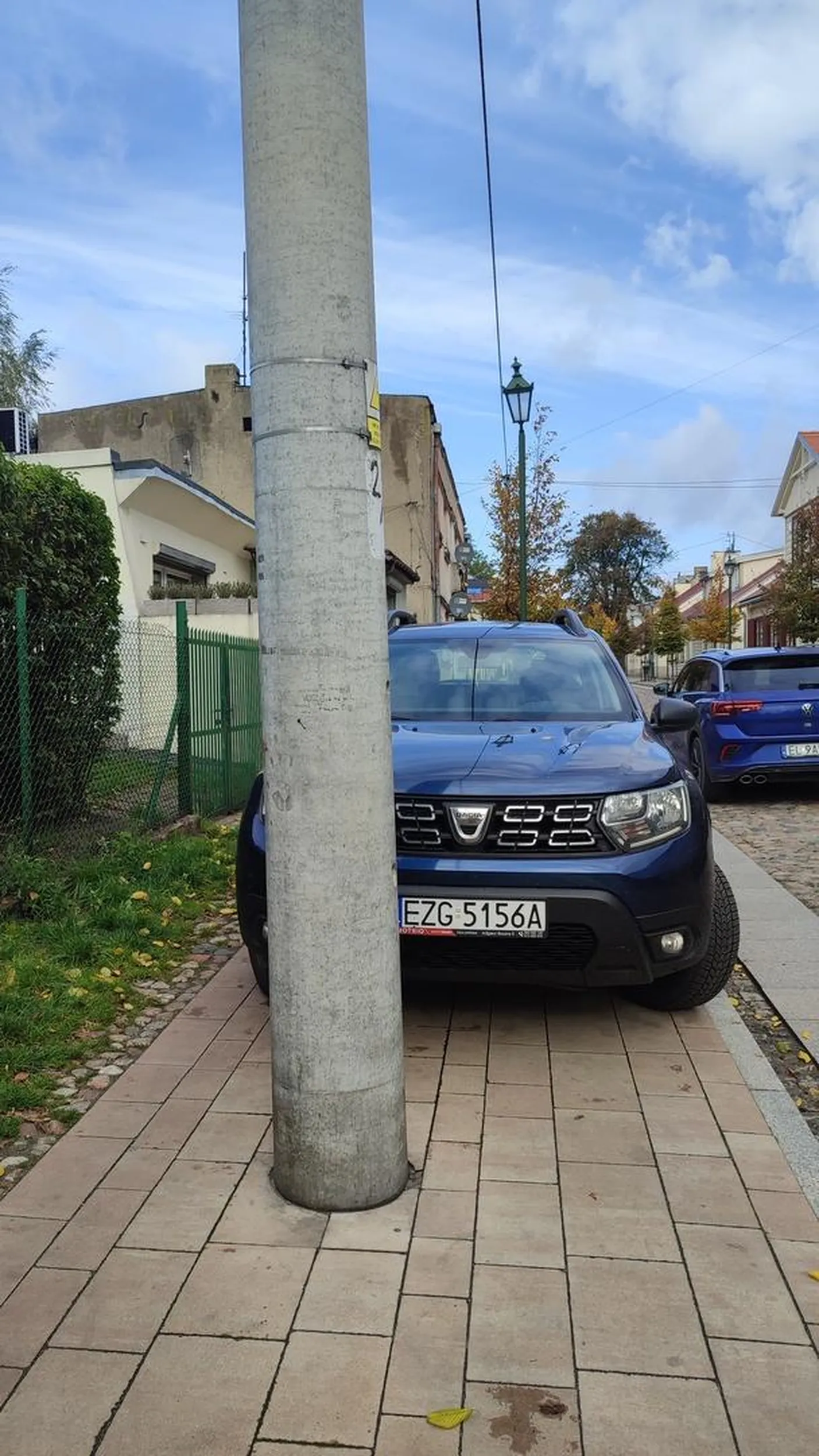 Pseudo kierowca dalej nie nauczył się parkować. Ciągle zastawia chodnik ???