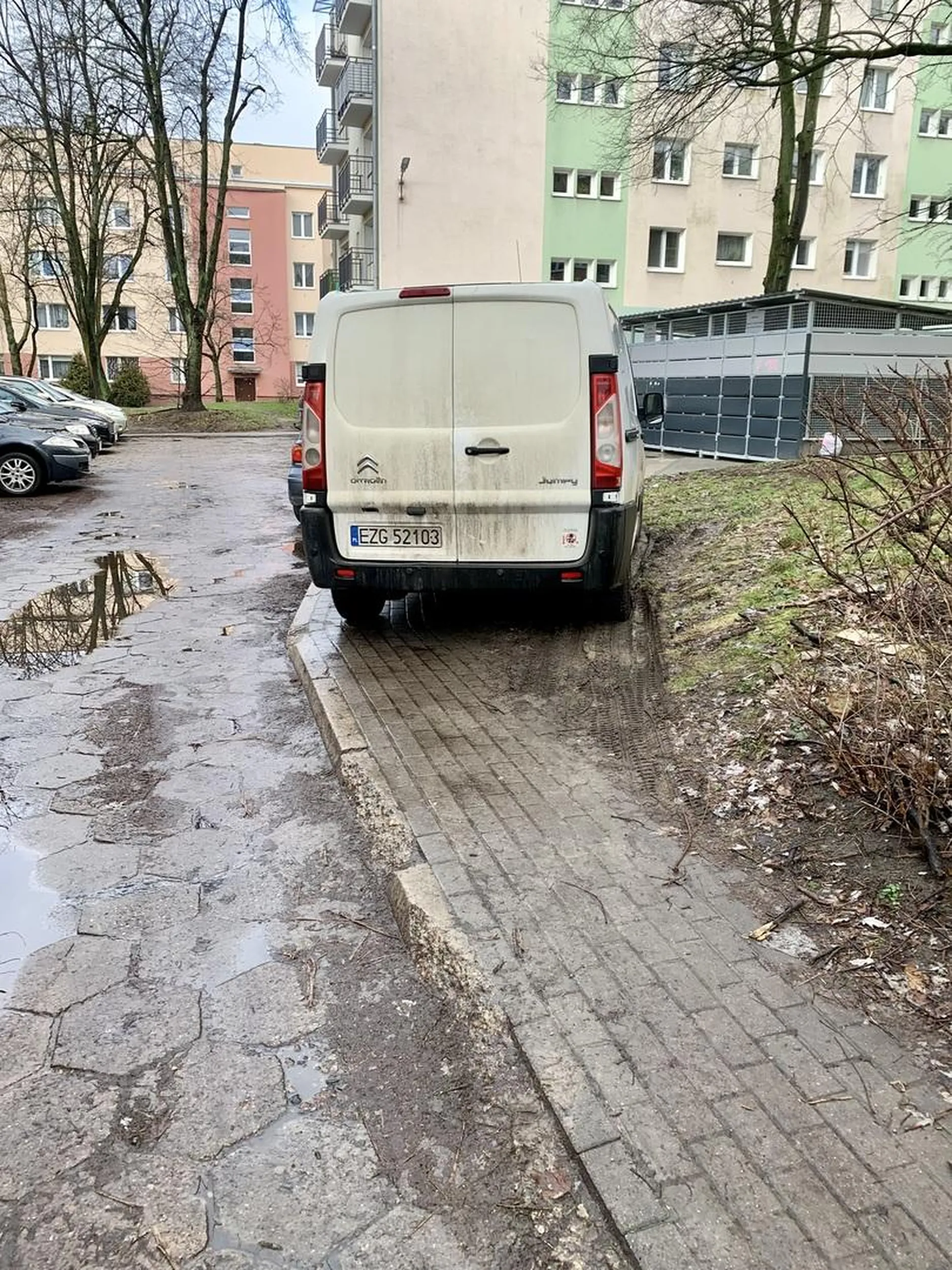Nagminne parkuje jak placek.