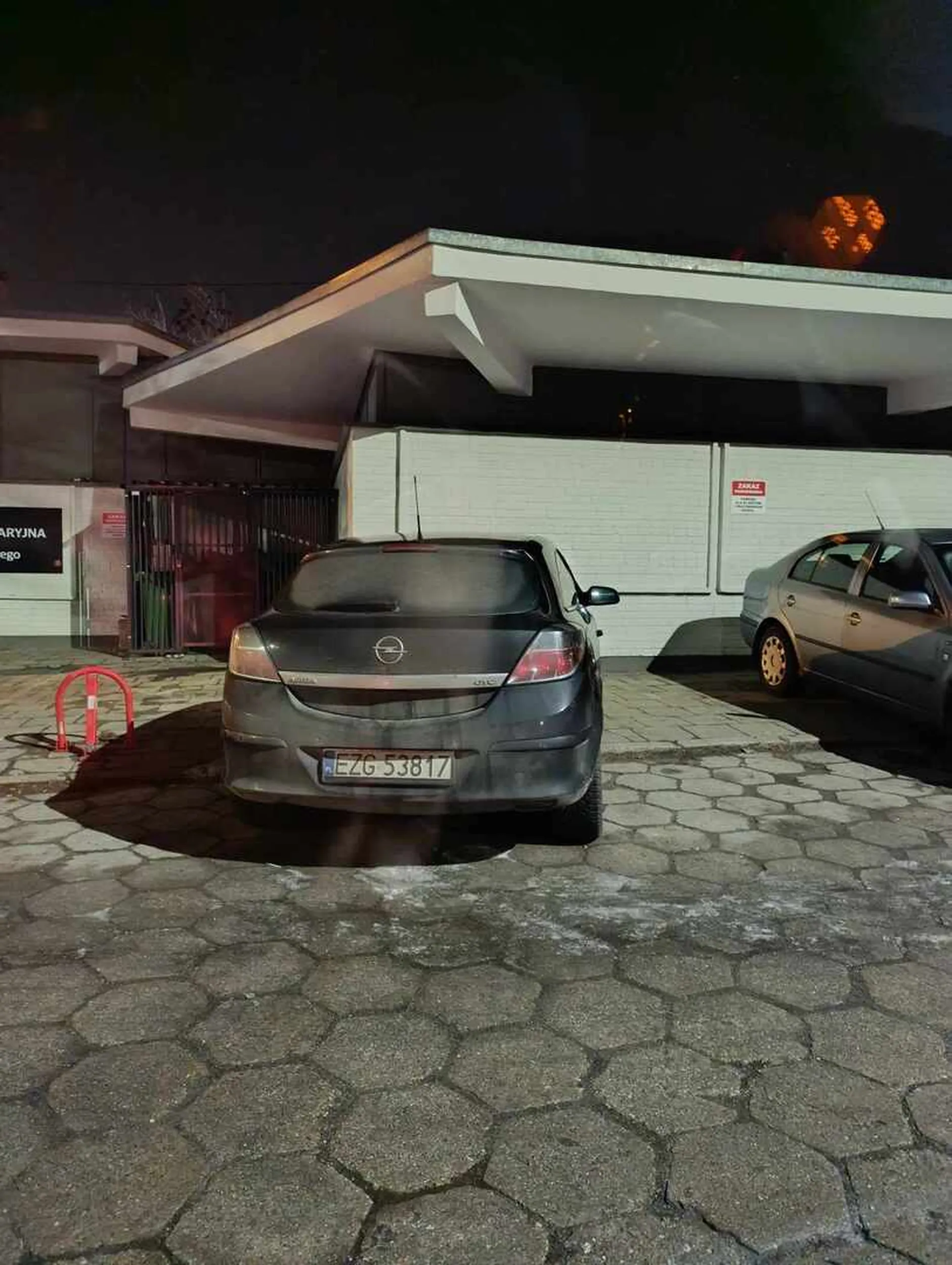 Wsiok przyjechał i pokazuje że u niego się parkuje na klepisku jak popadnie.