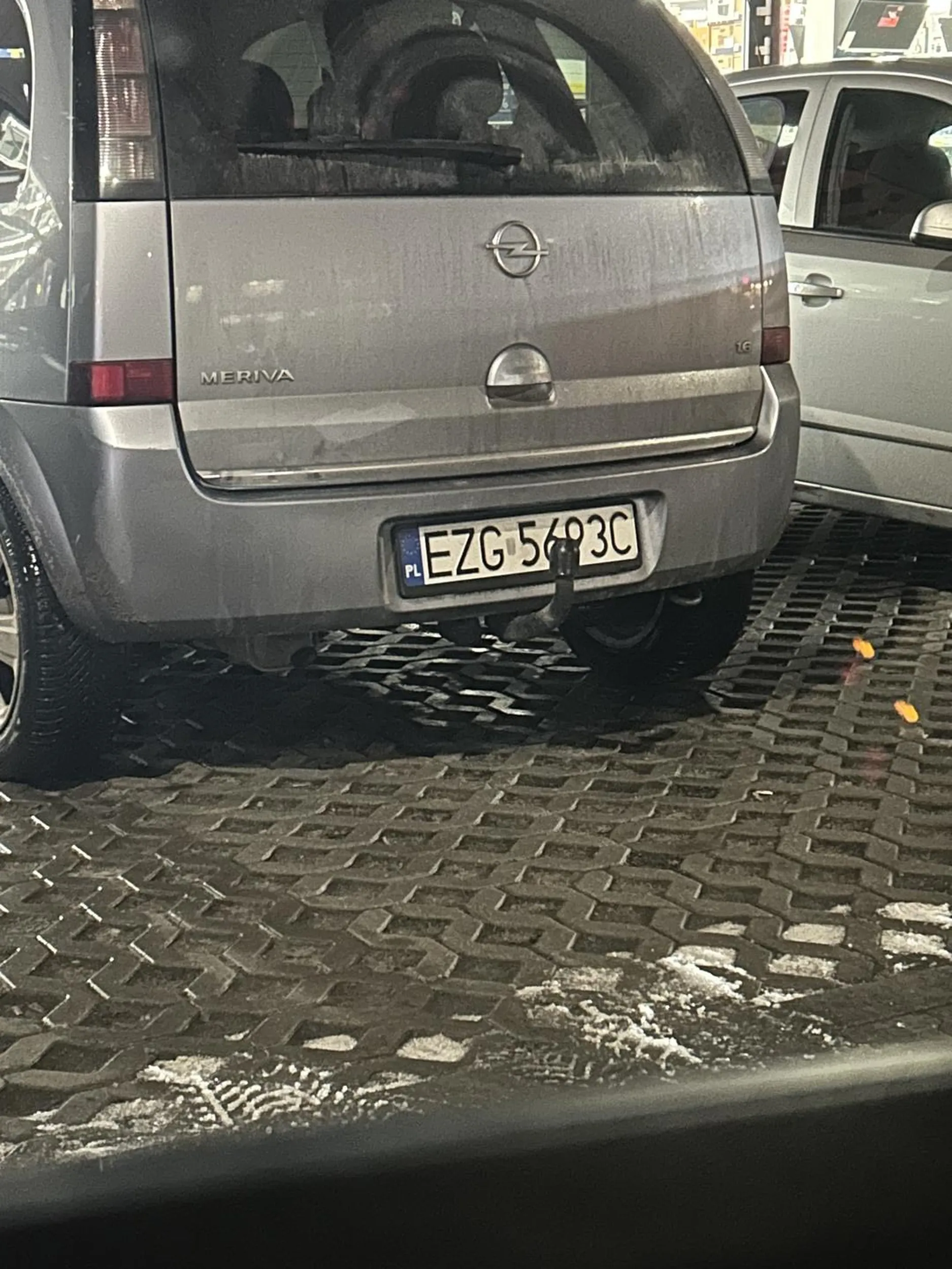 Jakże sympatyczna Pani wpychająca się na miejsca parkingowe. Mimo mojego włączonego kierunkowskazu sygnalizującego zamierzenie wjechania na miejsce, z którego wyjeżdżał inny kierowca to Pani z opla bez żadnych oporów wepchnęła się na miejsce parkingowe. Mimo upomnienia jej przez użycie klaksonu ta stwierdza że ma to w dupie i wchodzi do sklepu. Jakże piękny pokaz bezczelności :)