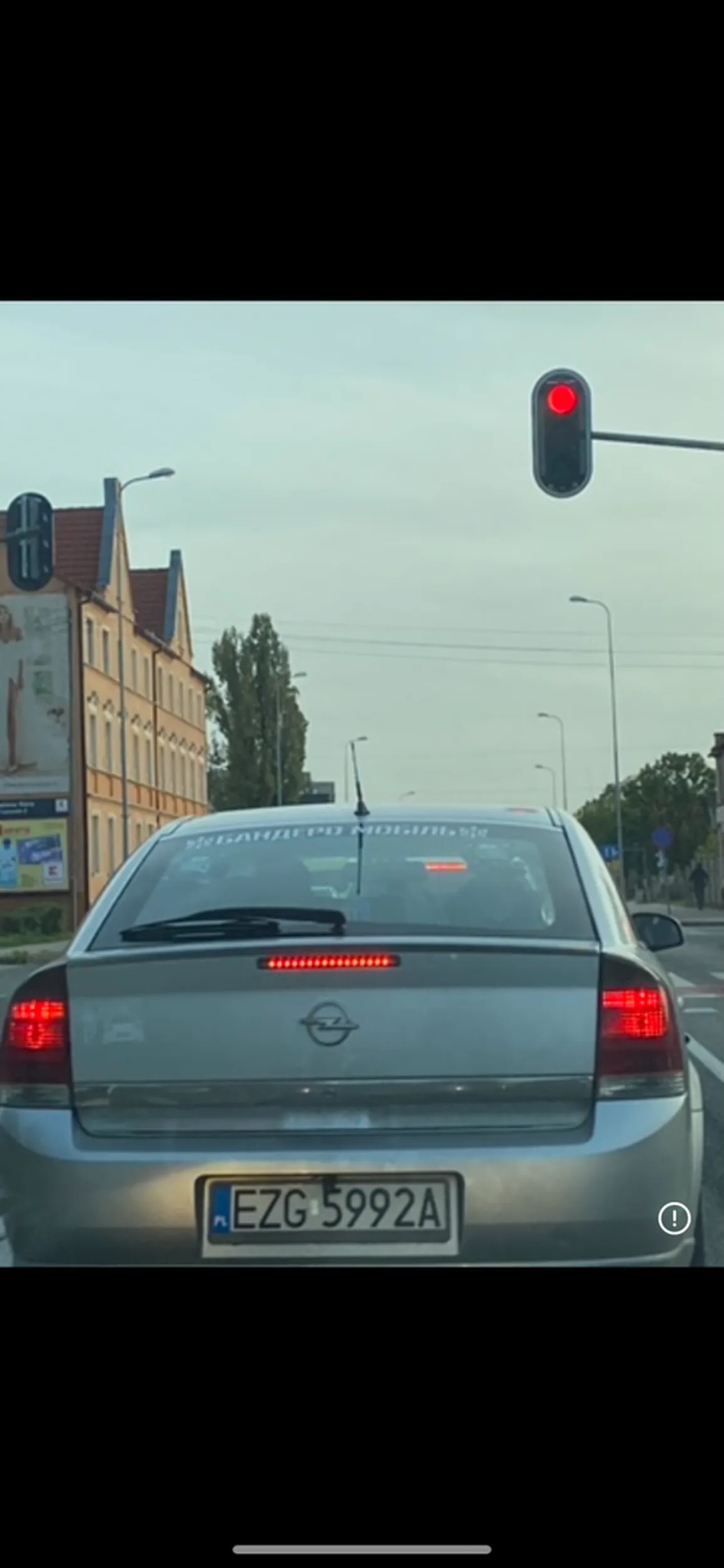 Jeździ jak nie wiadomą kto. Ma naklejoną naklejkę z napisem „samochód bandery” na uwagę powiedział, że ma w dupie co zrobili banderowcy