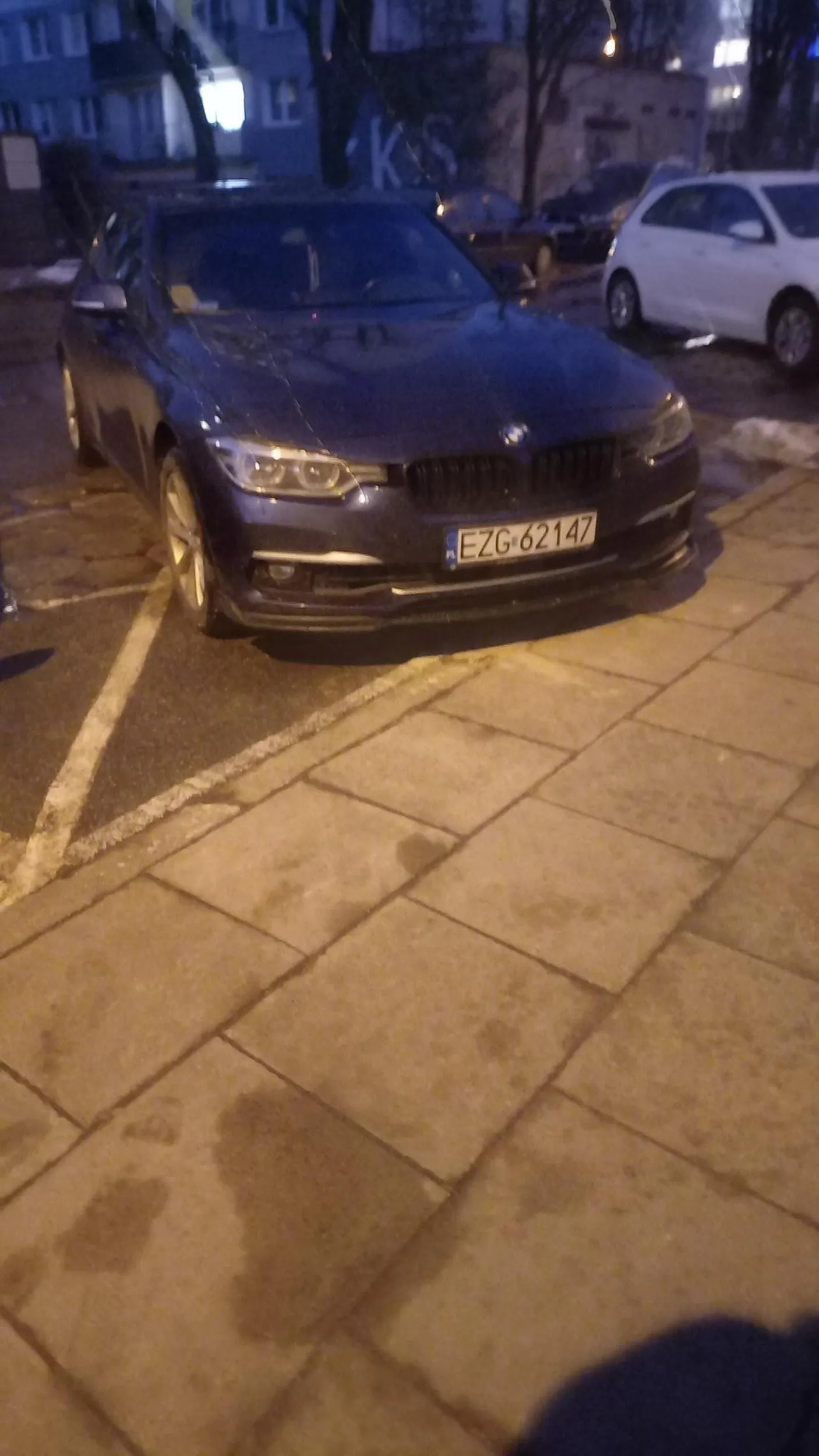 Zgierzątko z dużą wadą wzroku skoro nie widzi koperty namalowanej na ziemi.