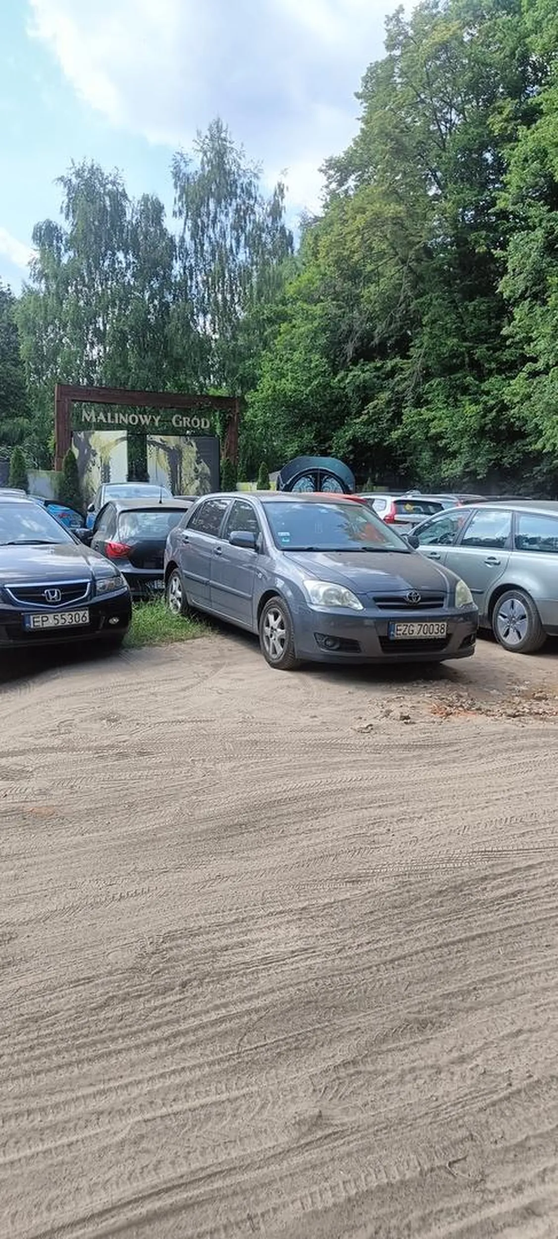 Mistrz parkowania! Totalnie zablokował wyjazd mojego samochodu na długi czas, wiedząc że z trzech innych stron stoją samochody!