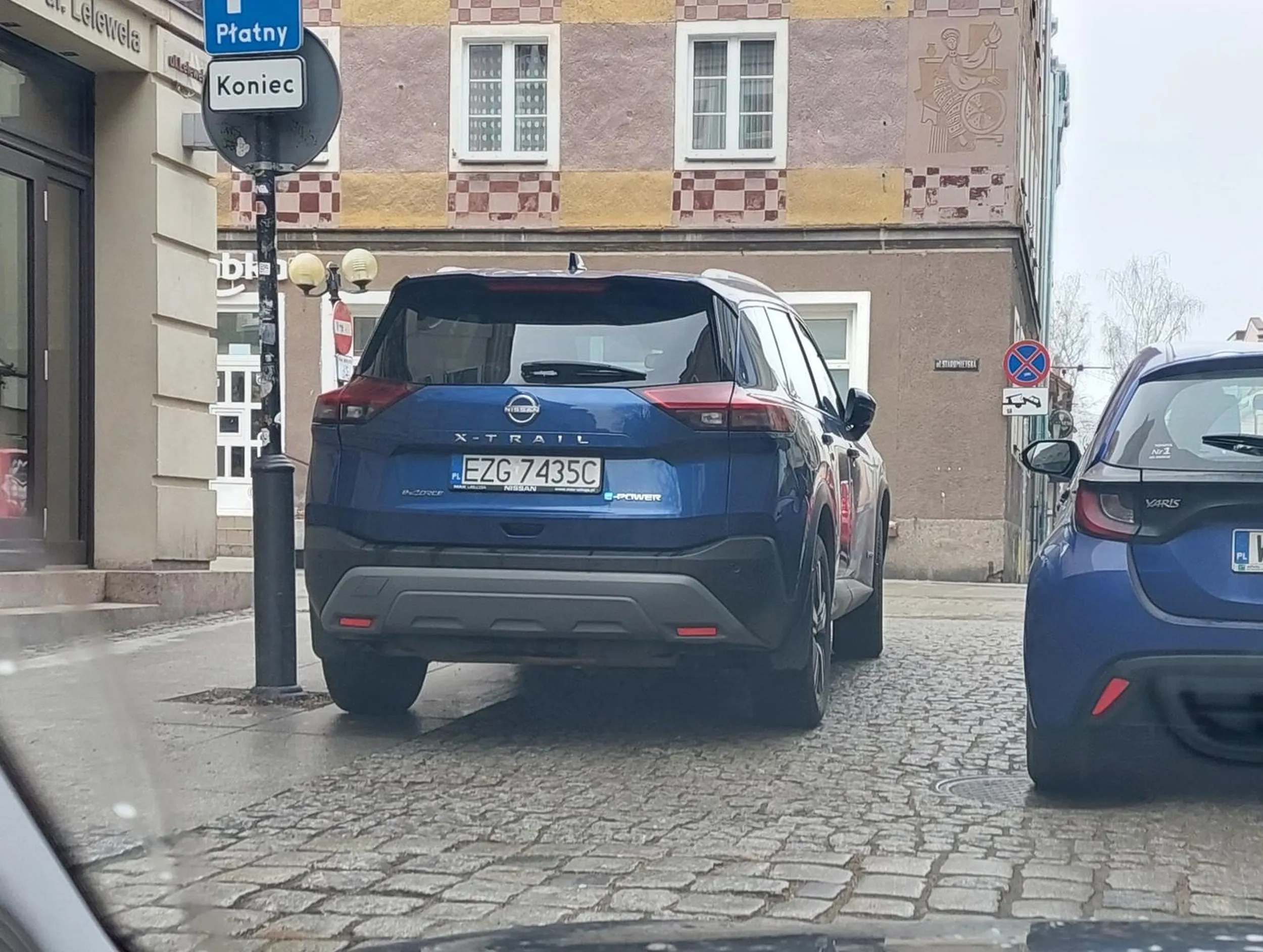 Parkuje przed skrzyżowaniem zasłaniajac bezpieczny wyjazd z ulicy Lelewela przez Staomiejską w kierunku Tafgu Rybnego