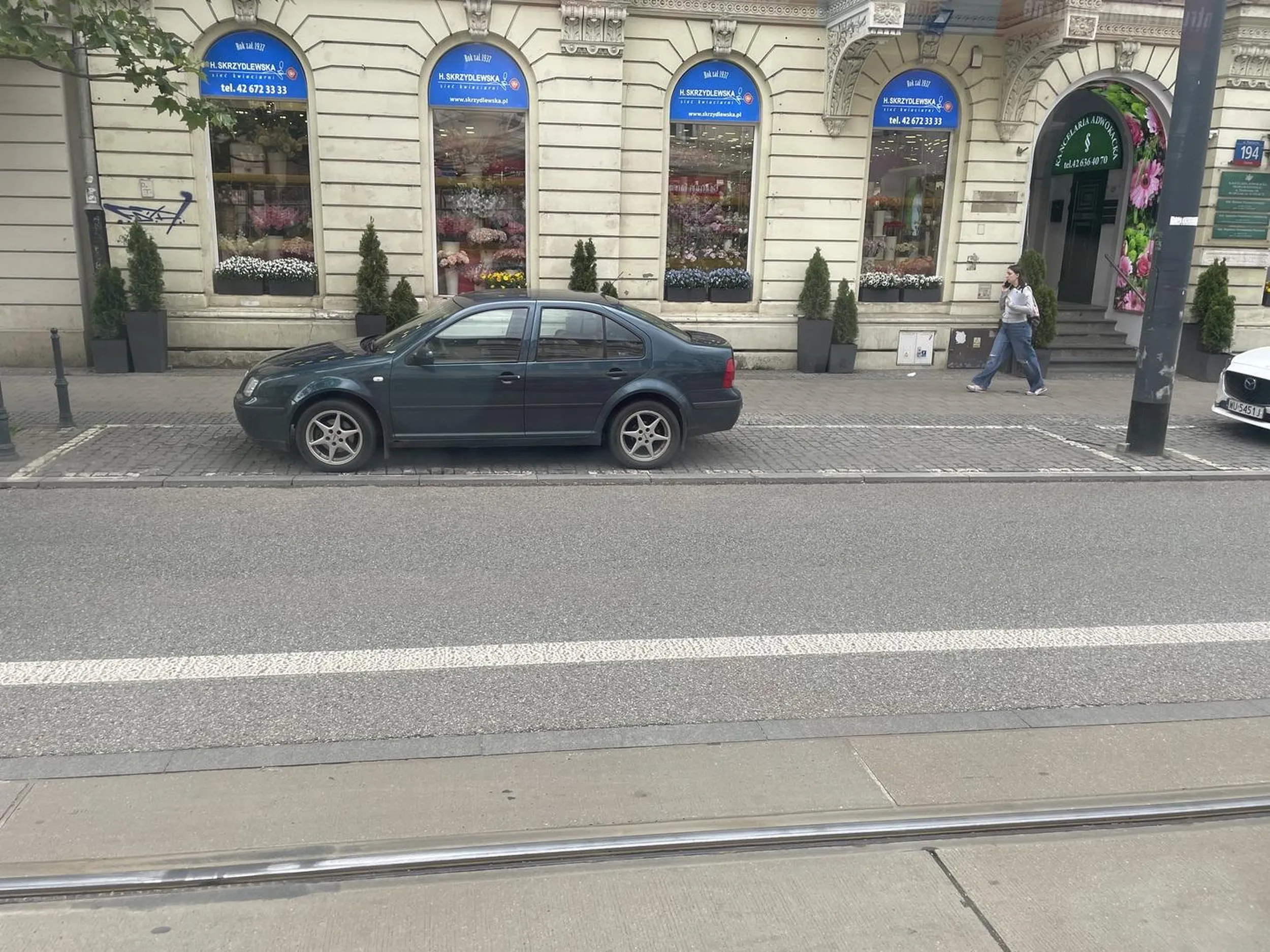 Jednak rejestracja zobowiązuje. Parkowanie zajmując 2 miejsca - serio? W centrum?