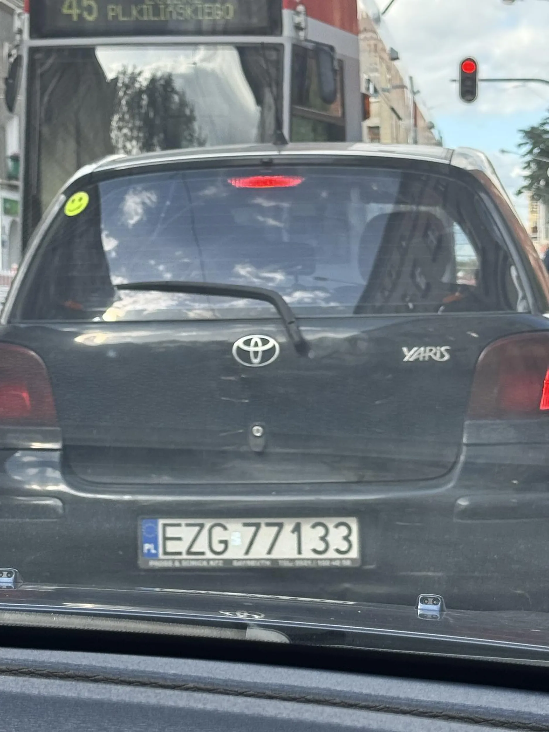 Pani nie potrafi jeździć, patrzy się w telefon . Mimo jadących samochodów z naprzeciwka, wjeżdża pod maskę