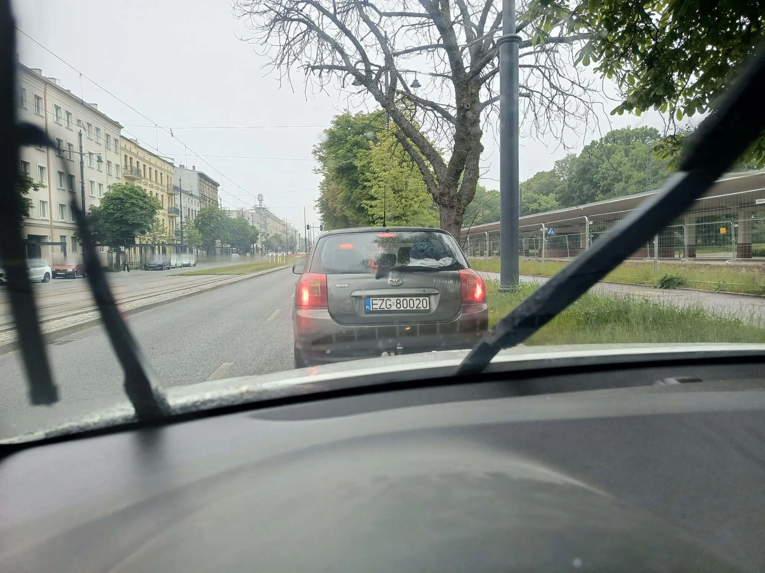 Pani chyba blondynko za kierownicą toyoty corolli. Jak ktoś na lewym pasie ma migacz w prawo i zwalnia to po to by wjechać na prawy pas. I jak ta osoba wjeżdża to nie wpychamy się na siłę nie zajeżdżamy mu drogę. Trochę kultury.