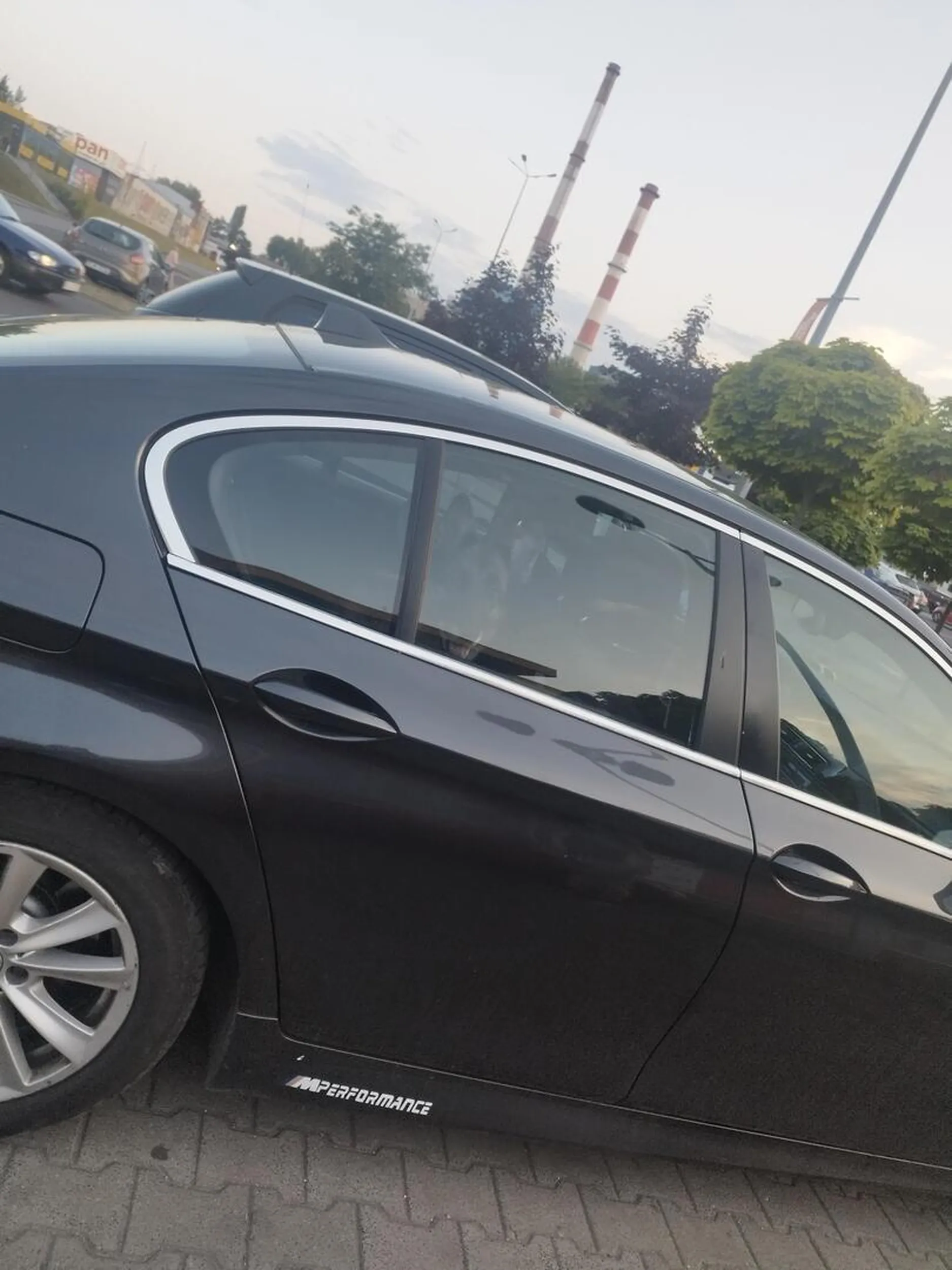 Pojeb zostawia psa w samochodzie nawet bez uchylonej szyby i idzie sobie na zakupy