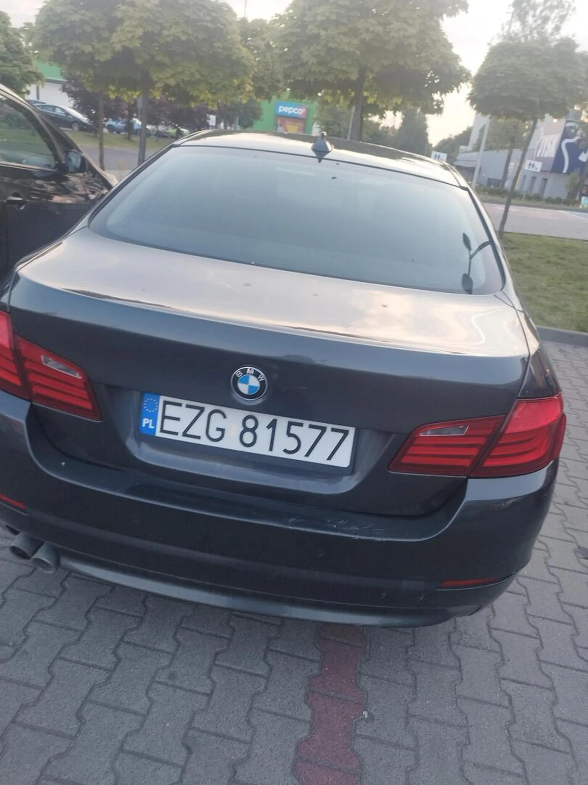 Pojeb zostawia psa w samochodzie nawet bez uchylonej szyby i idzie sobie na zakupy