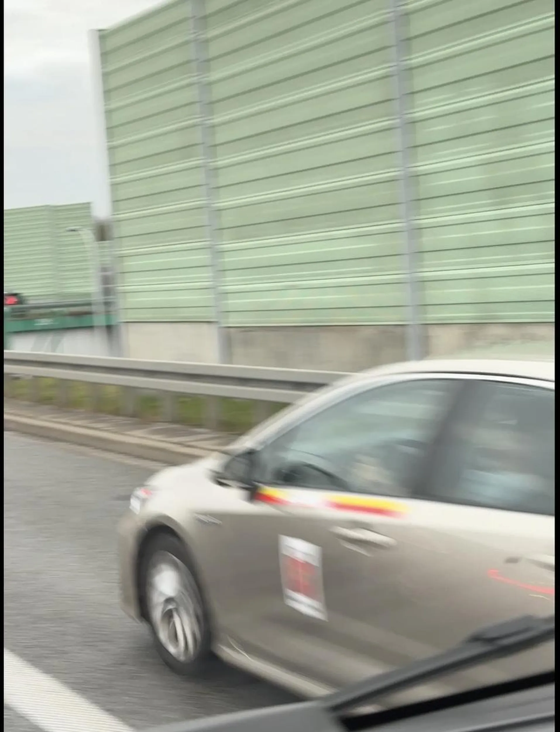 zjeb omija korek poboczem w stronę Łomianek