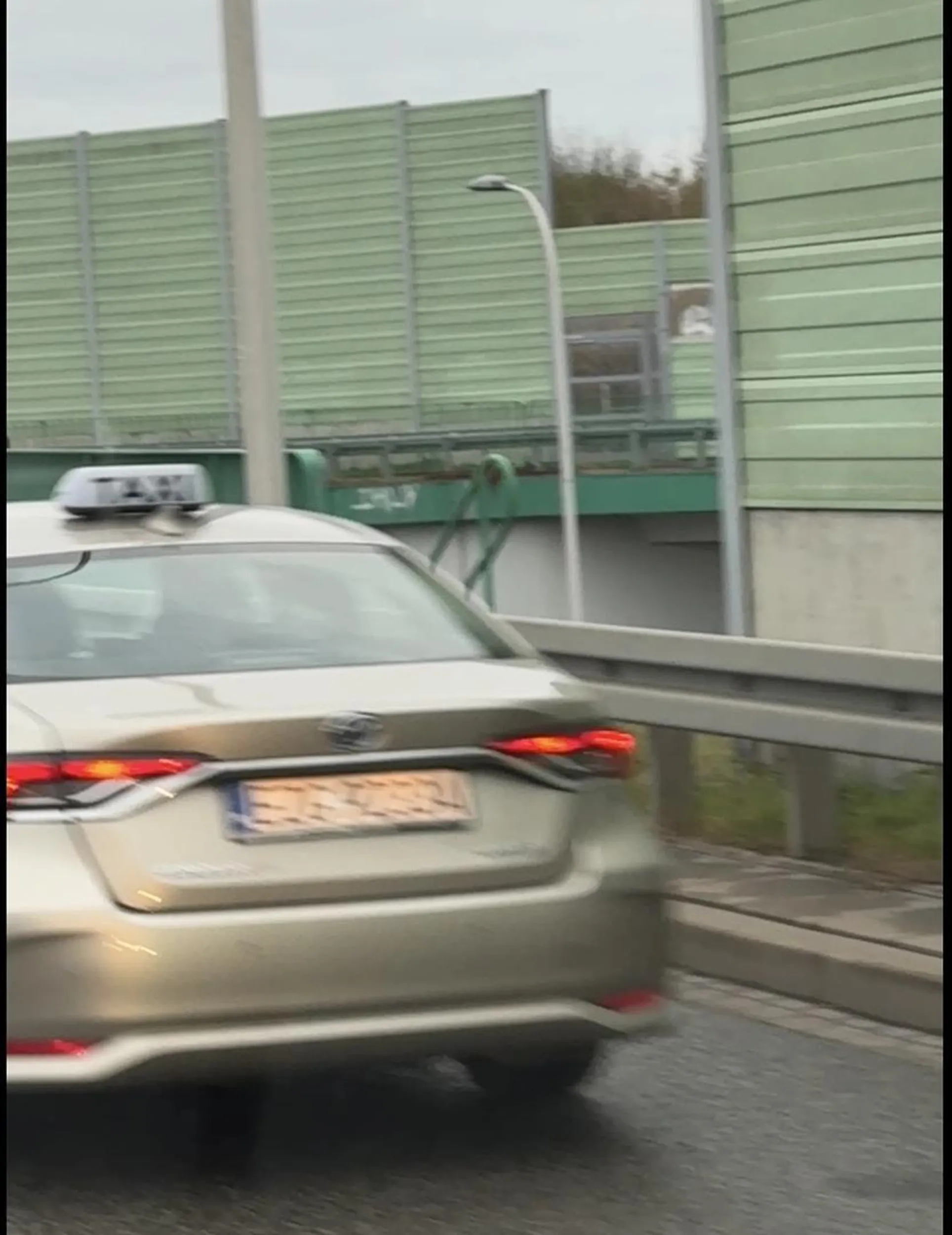 zjeb omija korek poboczem w stronę Łomianek