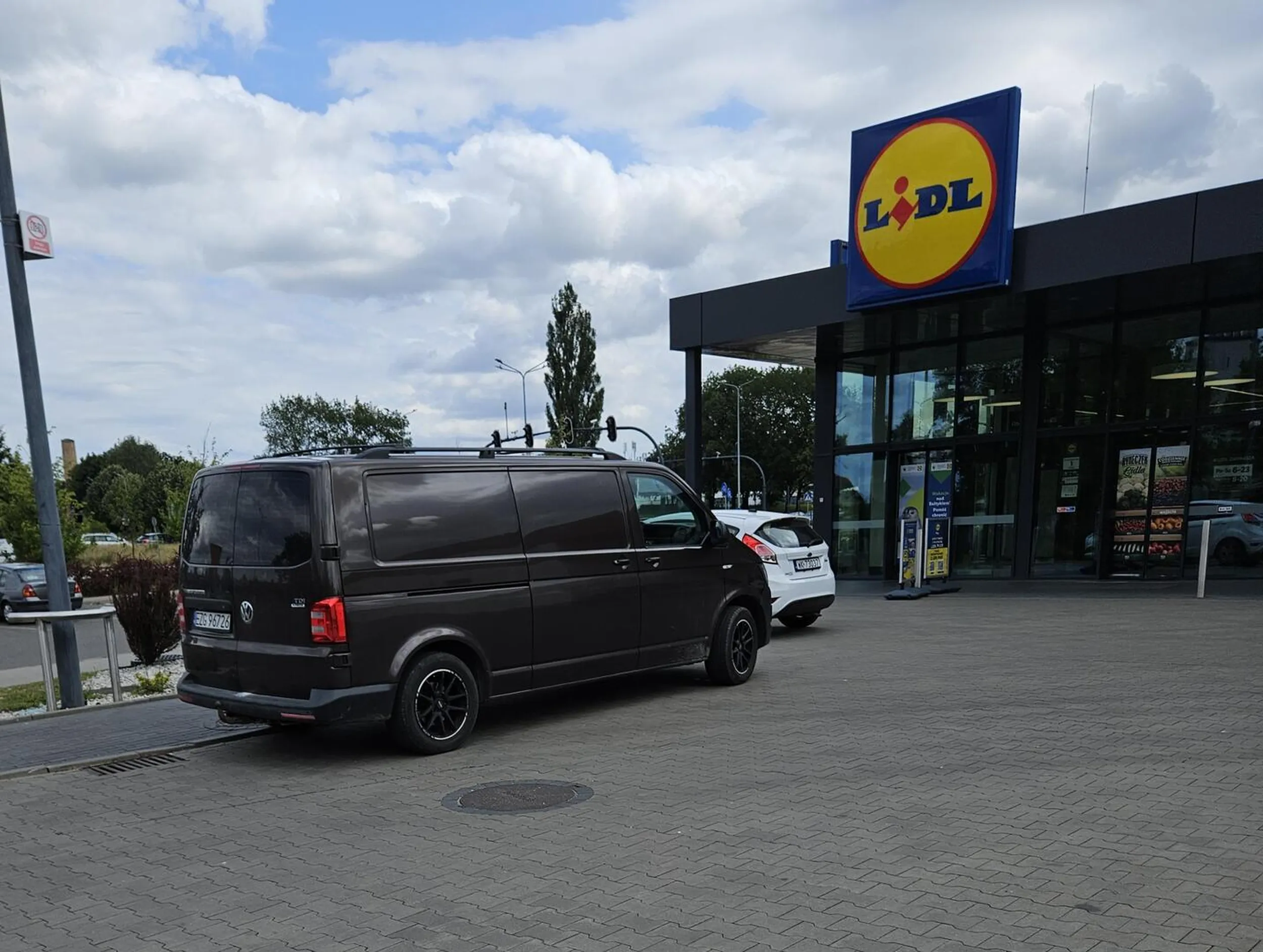 Bliżej wejścia stań pało. Cały parking pusty, ale książę musi w wejściu stać