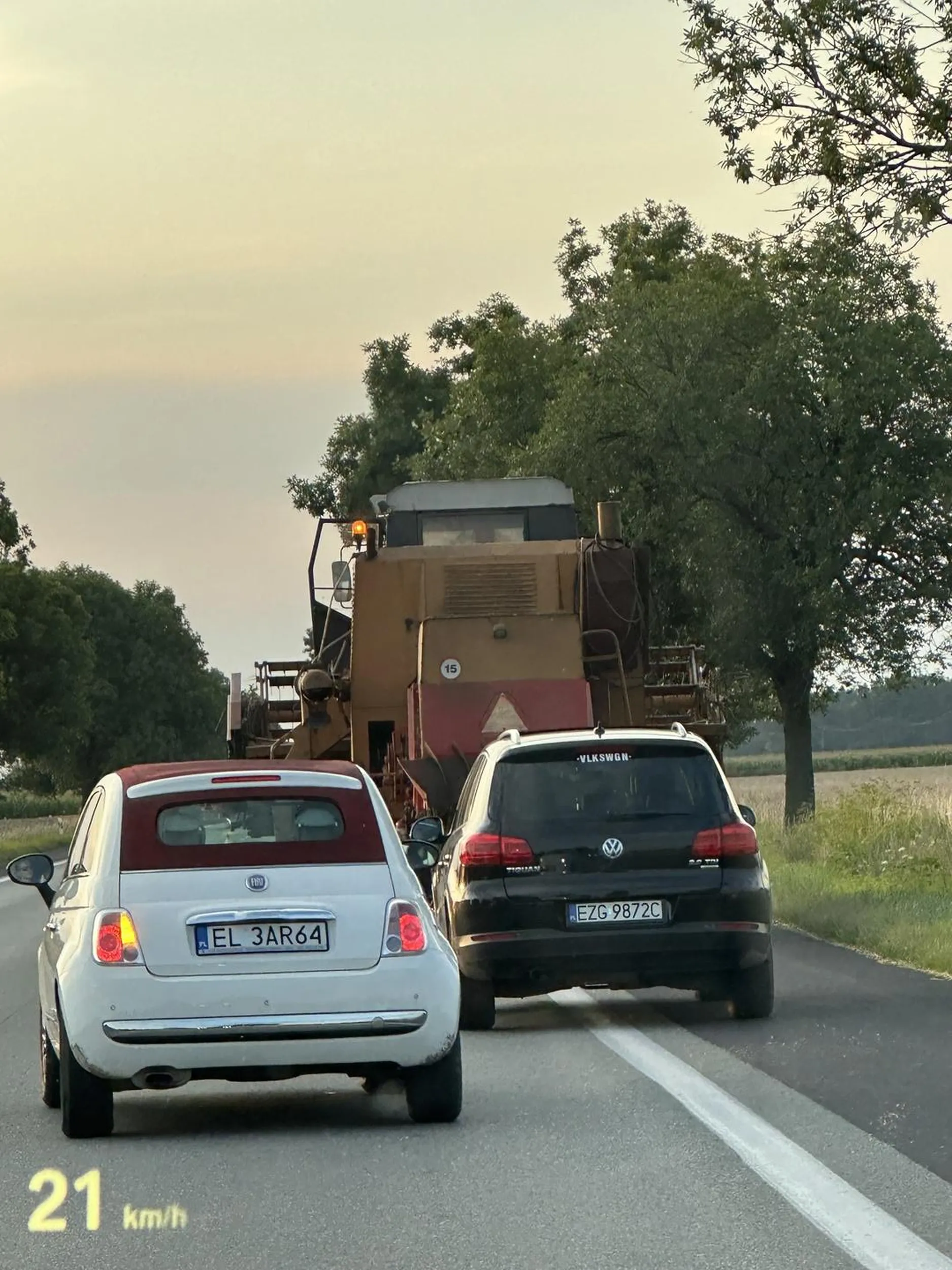 Bezmózgi jakich mało, kolega eskortuje kombajn z założonym hederem po drodze krajowej przez długi czas. Trochę pomyślunku następnym razem, bo stwarza zagrożenie.