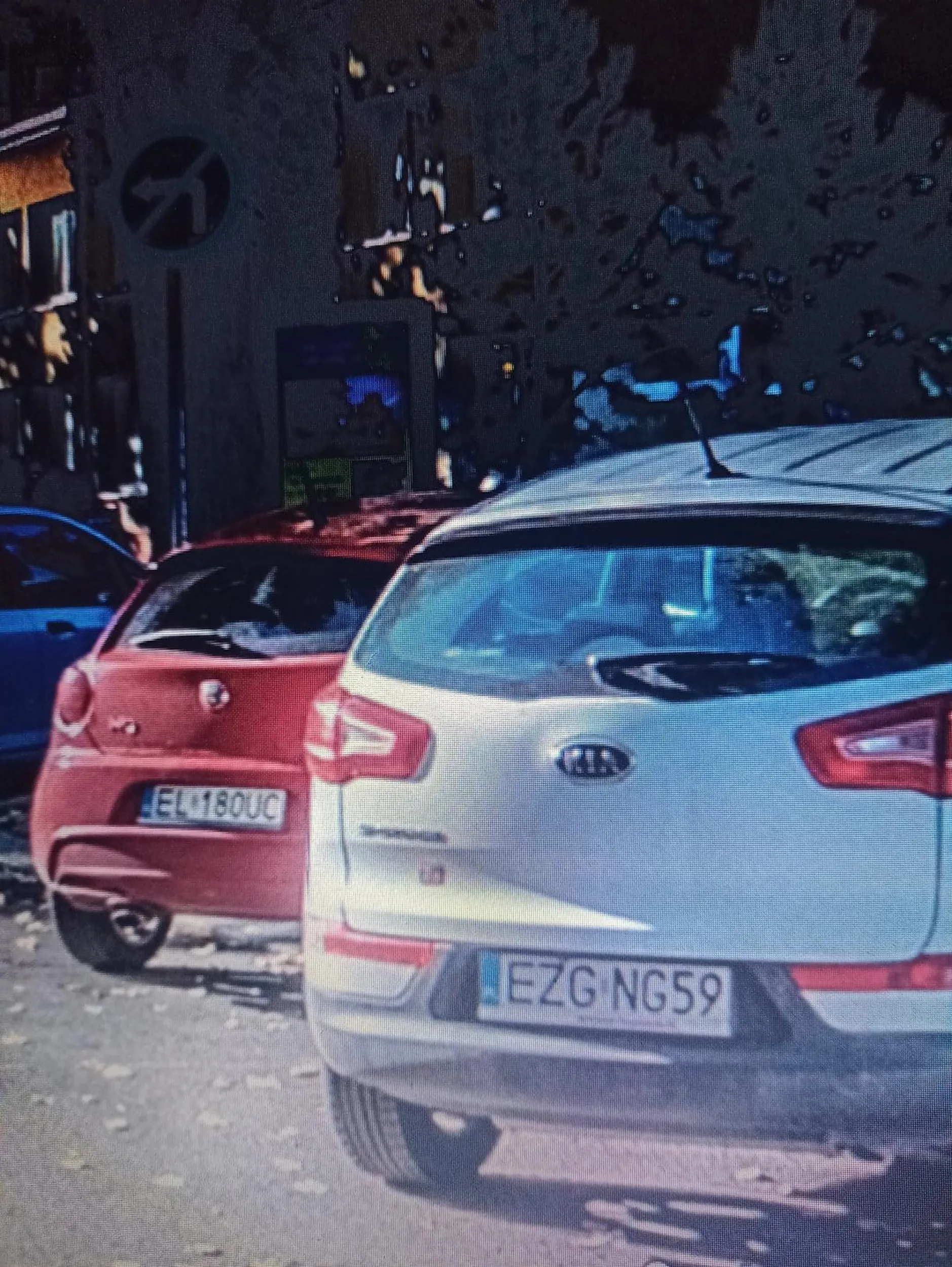 Politechnika Łódzka grupa osób jest kia sportage z postoju całego pojazdu na chodniku skośnie do krawężnika.