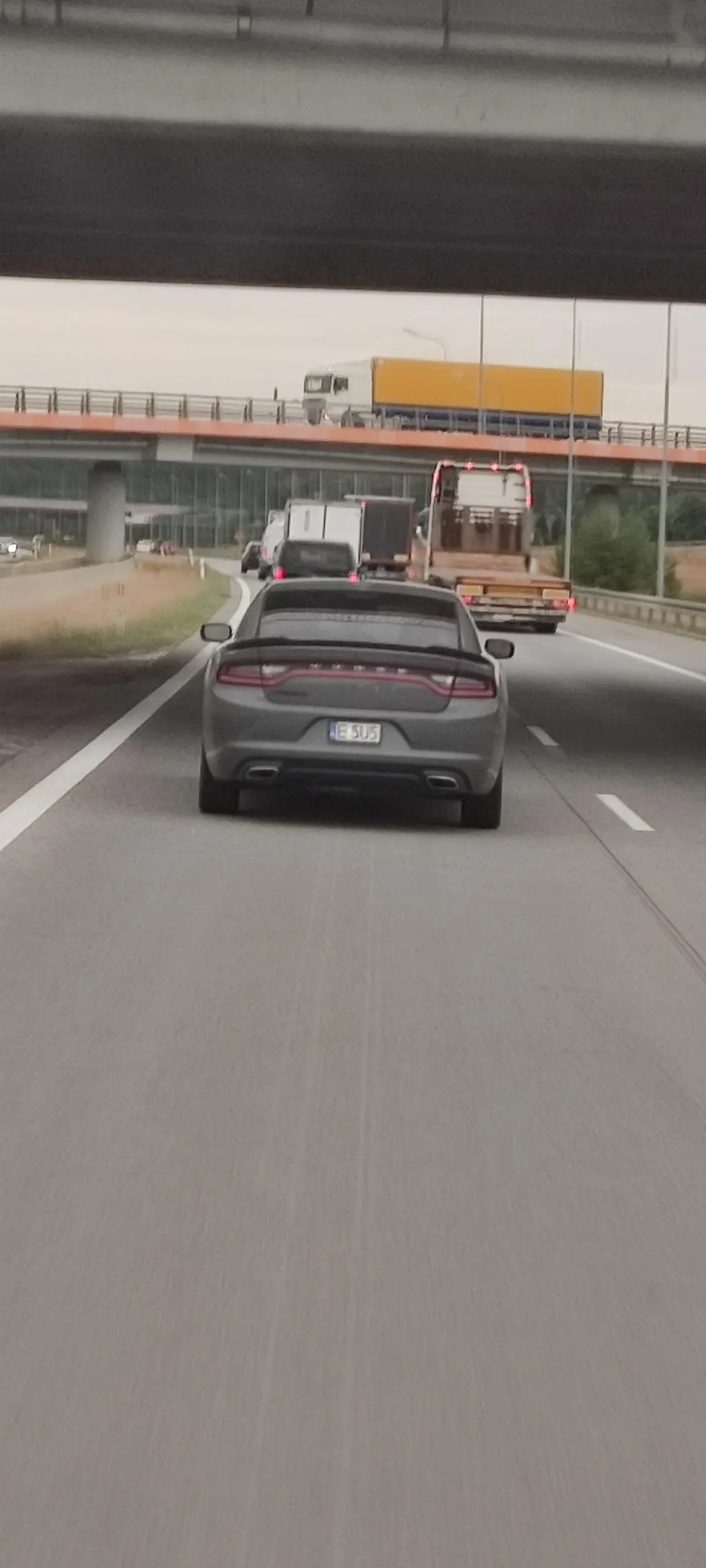 Gość  na autostradzie A1 wyprzedza z prawej strony i hamuje awaryjnie przed załadowanym busem... Totalny brak wyobraźni.