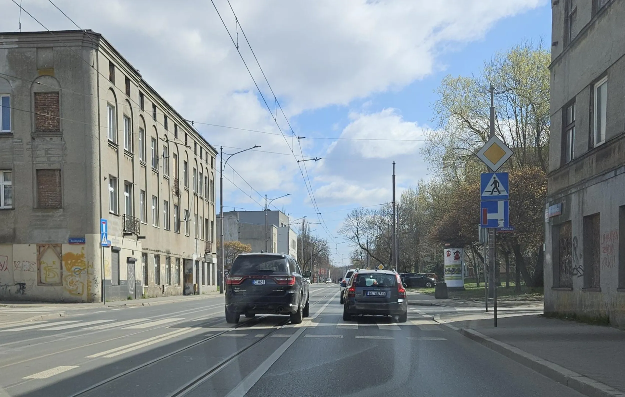 Jeździ po torach i peronach tramwajowych, oraz wyprzedza na PDP