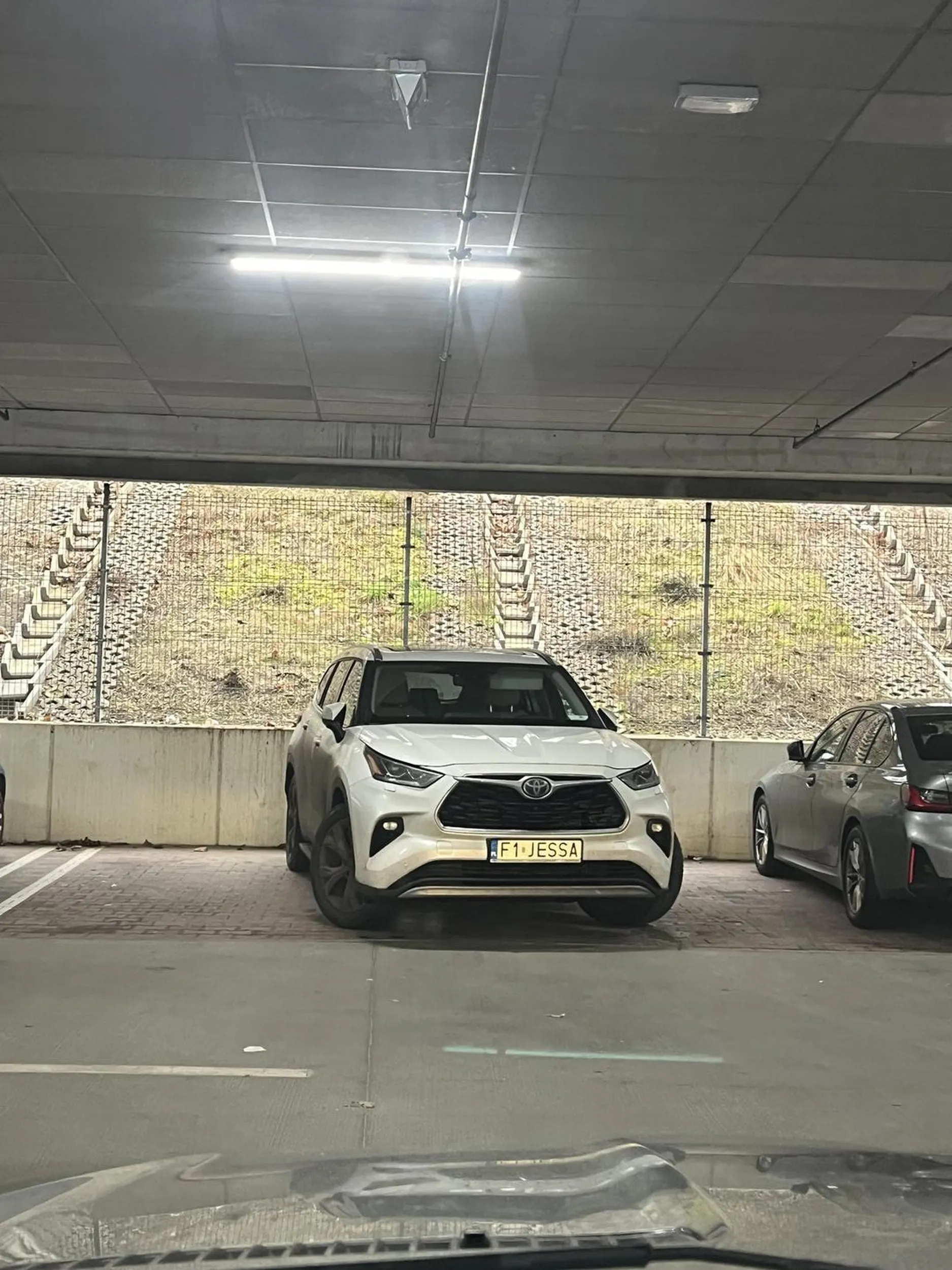 Mało tego, że nie ma miejsc parkingowych, to jeszcze ta pani parkuje na dwa. Lepiej by wydała 1000 zł zamiast tablic rejestracyjnych -  na nowy mózg. Albo na dodatkowe lekcje jazdy i parkowania.