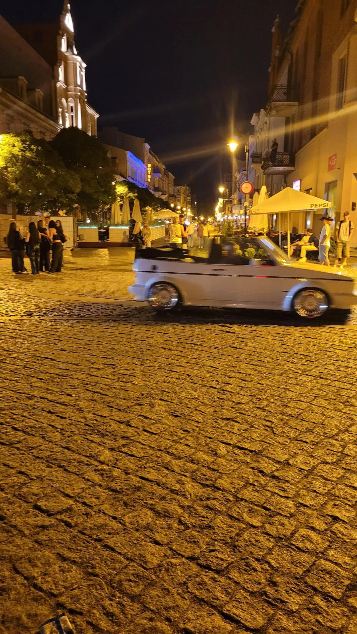 Elegancki golfik robi wrazenie na rynku w gniezdnie