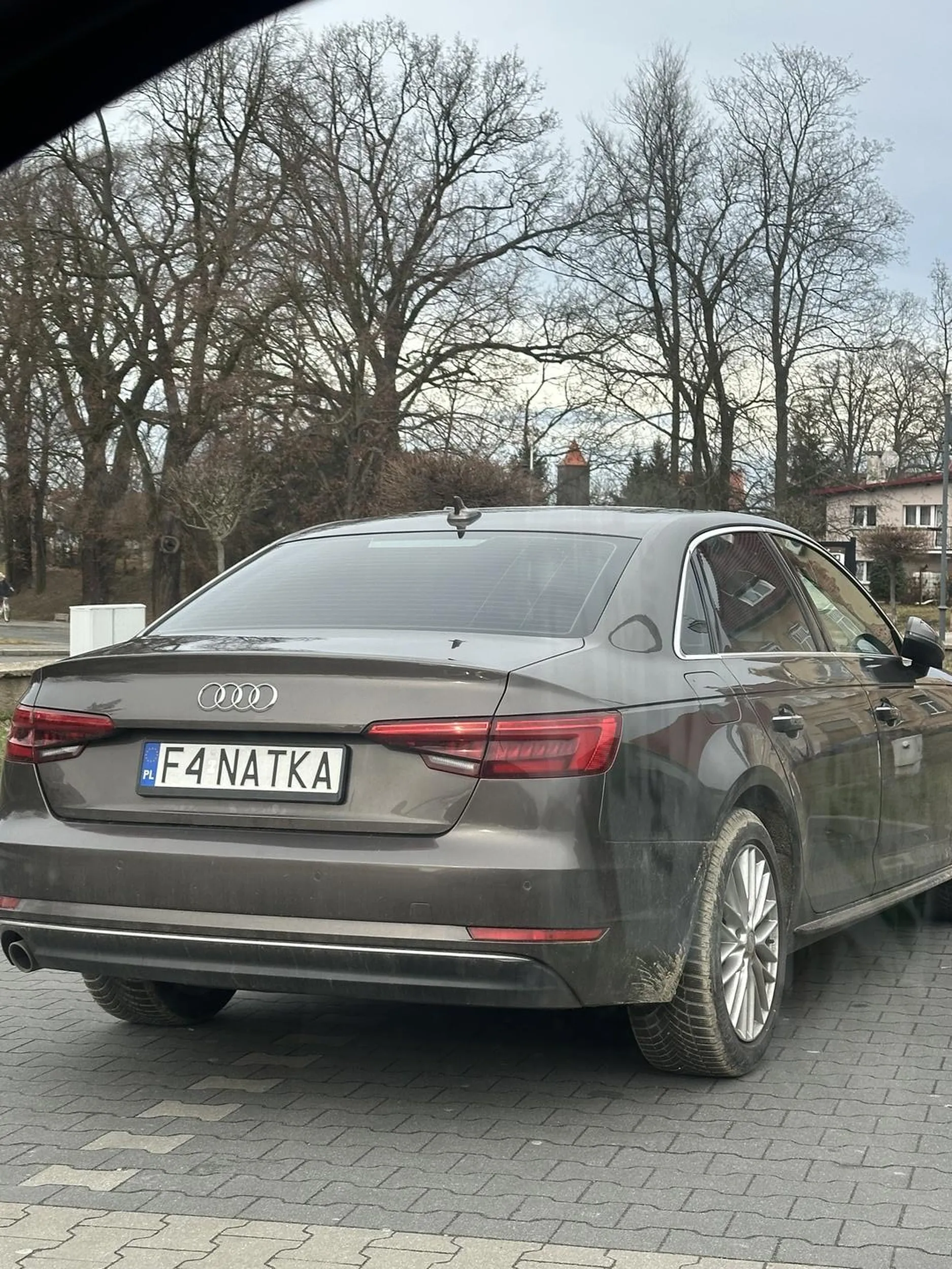 Parkuje na skos nie wiadomo czemu