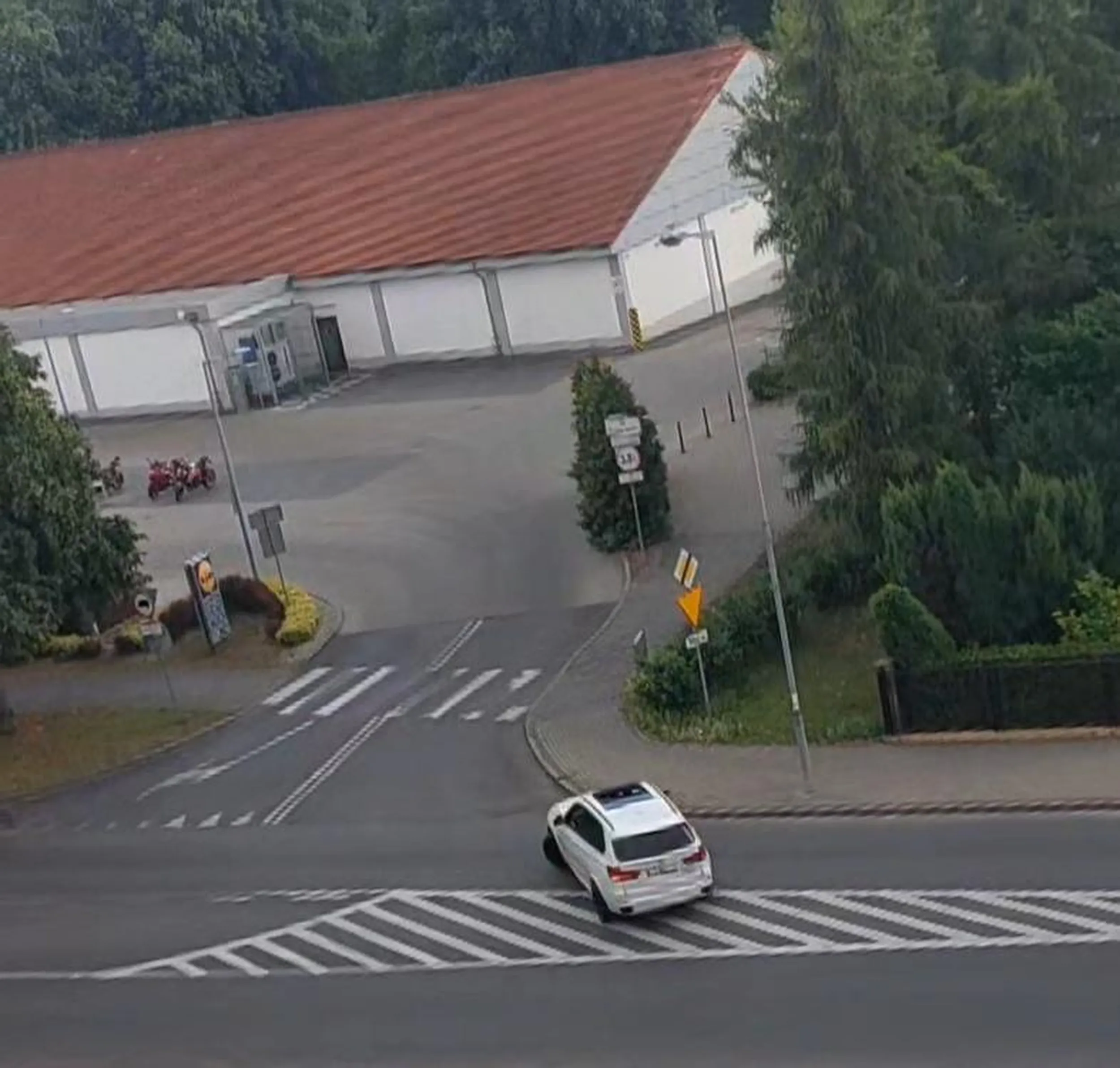 zdjecia z drona niestety skuter nawiał , Skuterek osobowy pojechal rowniez tak samo z 3 osobani w środku oba pojazdy prawdopodobnie kierowcy to bezmuzgi