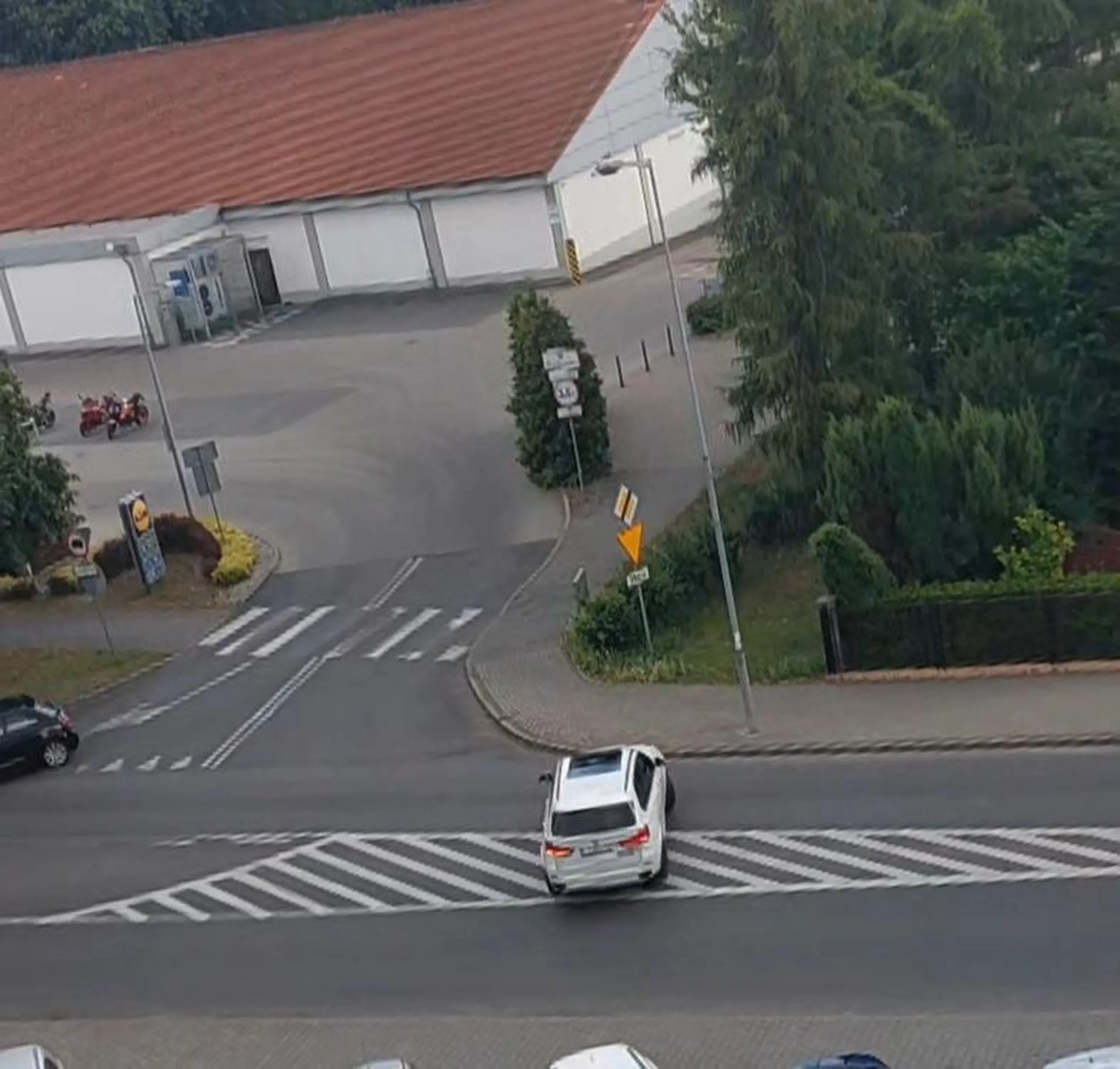 zdjecia z drona niestety skuter nawiał , Skuterek osobowy pojechal rowniez tak samo z 3 osobani w środku oba pojazdy prawdopodobnie kierowcy to bezmuzgi