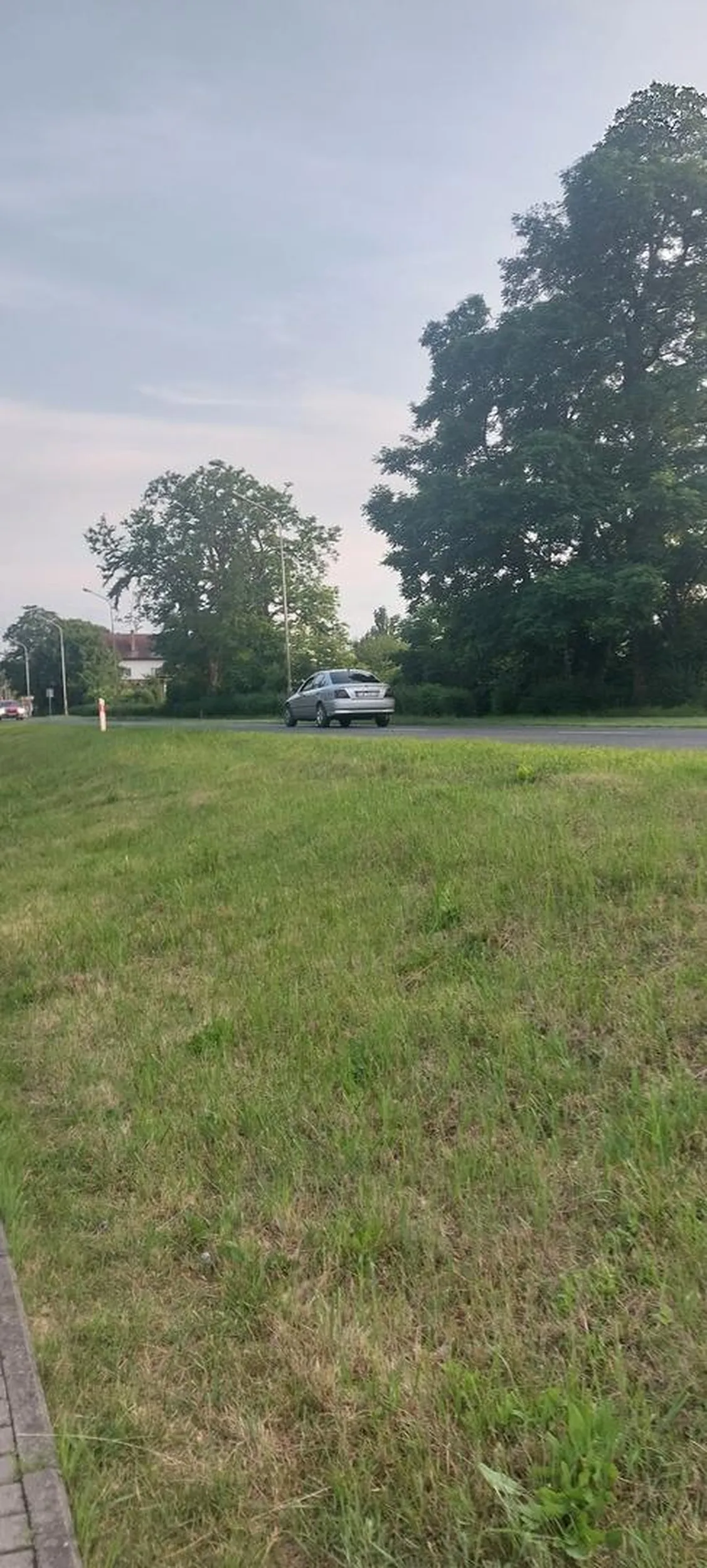 to się nadaje do zapiankowania. jezdzi po miescie z osiedla na osiedle przykladowo z Osiedla Lesnego na Mieszka 1-go, piłuje auto - na niskich biegach halasuje po nocy czy az tak Ci smierdzi w aucie ? ze musza wszycy slyszec Twoja wieśniacką muzyke , przez otwarte opuszczone szyby? a uato nie brzmi sportowo brzmi jakbys je zarzynał jeszcze trochę zacznie kwiczec .