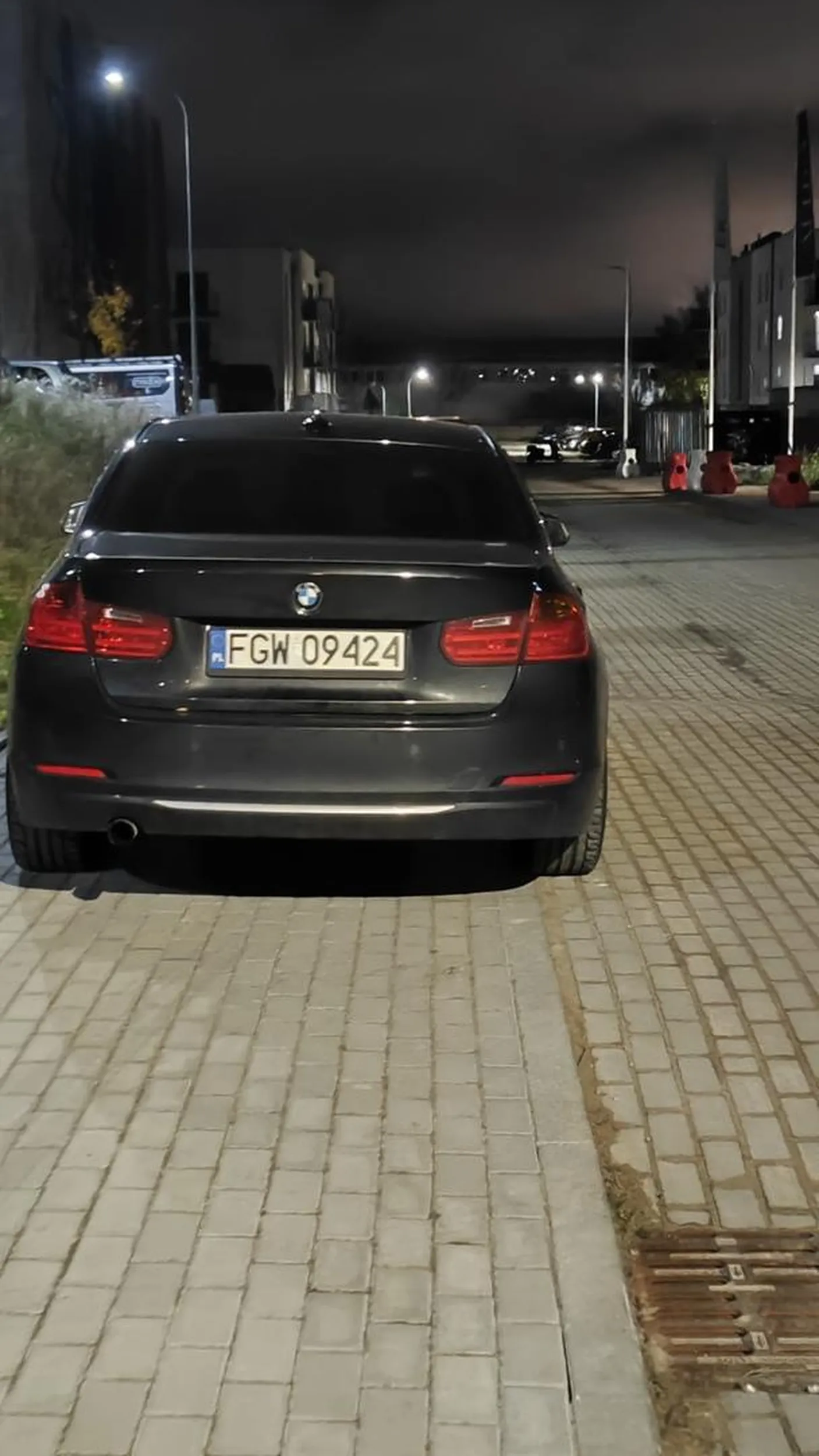 Nie wiedziałem że jak ma się BMW czyli typowy burakowoz to można parkować na chodniku/przejściu dla pieszych. Rumia - Błon Janowskich 7