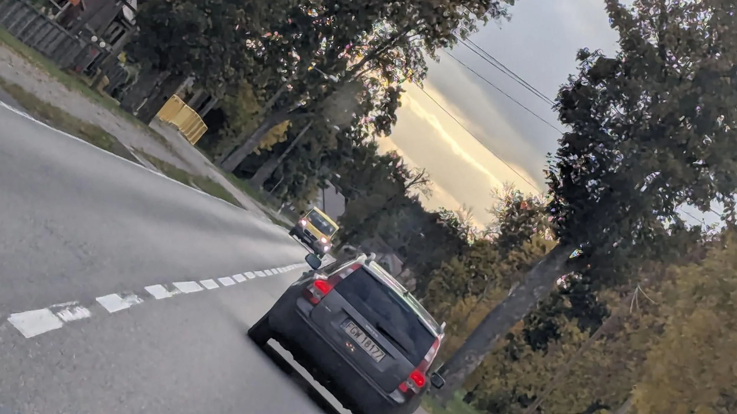 Wymija w mieście, czyli w obszarze zabudowanym !! Trąbi na auta, a sam nie umie utrzymać się drogi. Wielka jeżdżąca tragedia. Prawo jazdy w czipsach wygrał ?