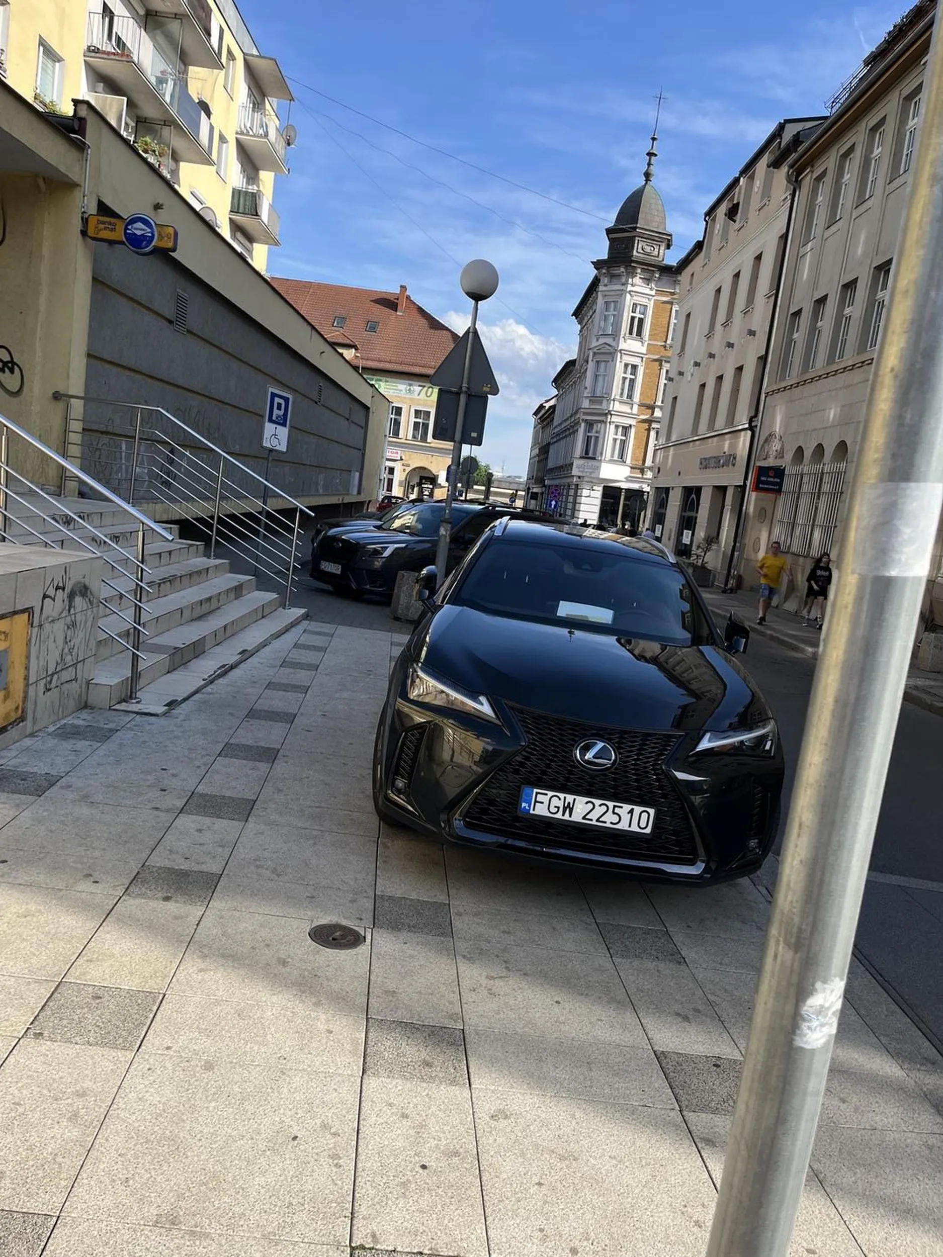 Jeśli w szkole jazdy nie nauczyli cię, że nie wolno parkować na chodniku, to następnym razem nauczy cię tego cegła na przedniej szybie.