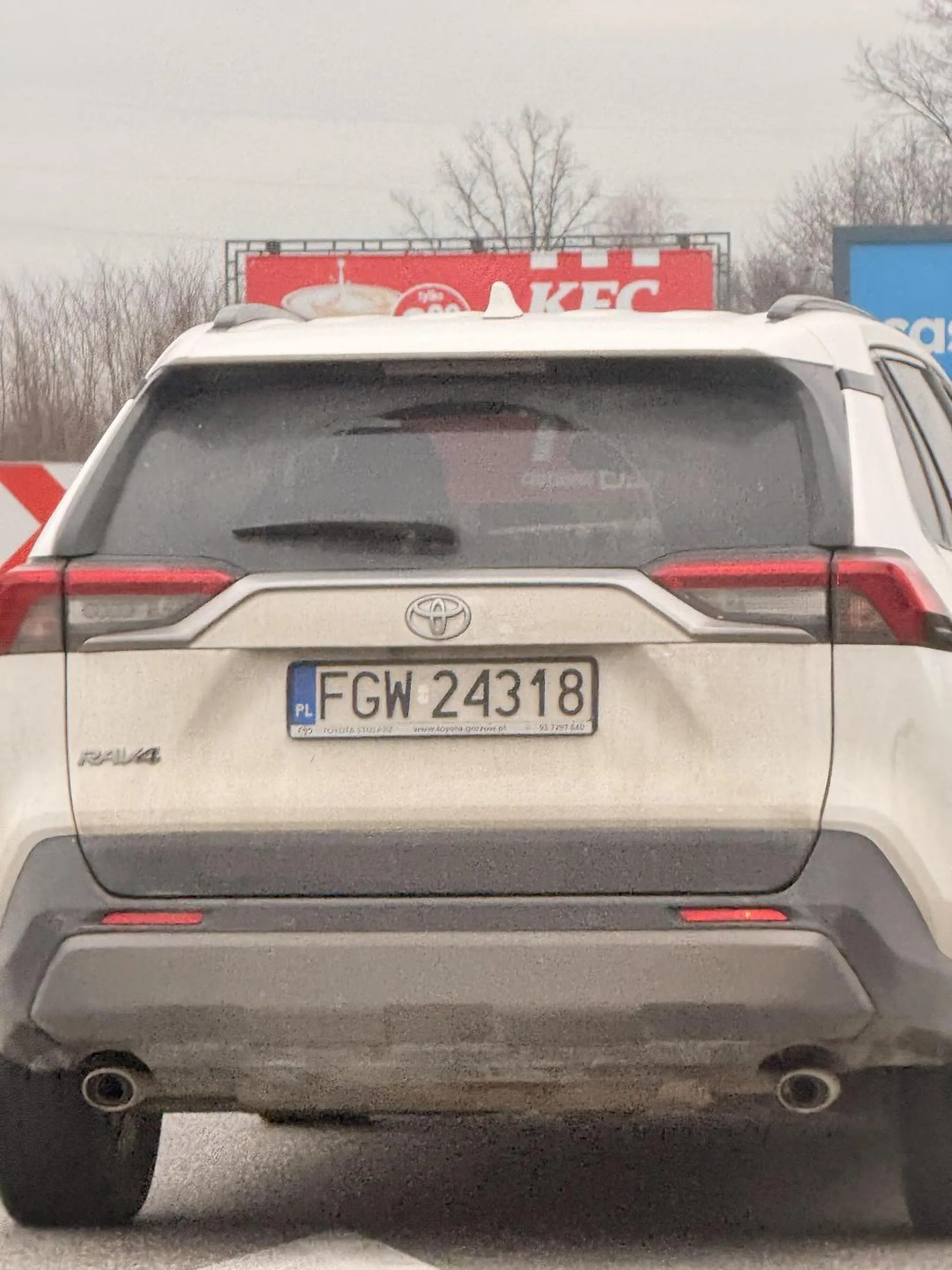 Przypomnij sobie przepisy ruchu drogowego i nie wymuszaj pierwszeństwa pojazdom będącym już na rondzie i nie zatrzymuj się na jednopasmówce z pierwszeństwem i skup się na drodze a nie rozmawiasz sobie z koleżanką z Azji