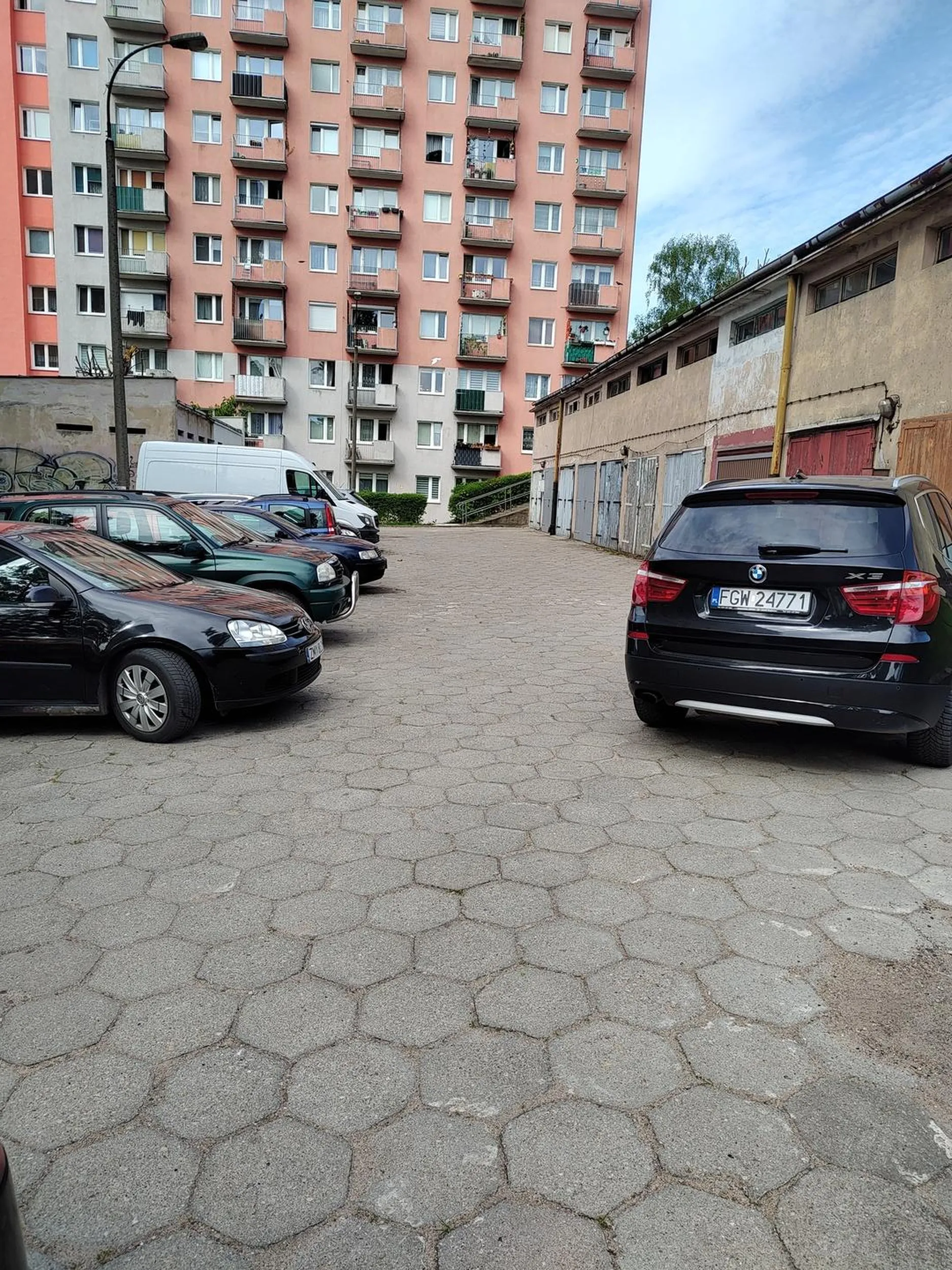 Panie kierowco czasami warto pomyśleć czy ktoś inny nie będzie miał problemu z wyjechaniem z danego miejsca jak się zaparkuje w danym miejscu. Mi się wyjechać nie udało większym samochodem. Nie pozdrawiam