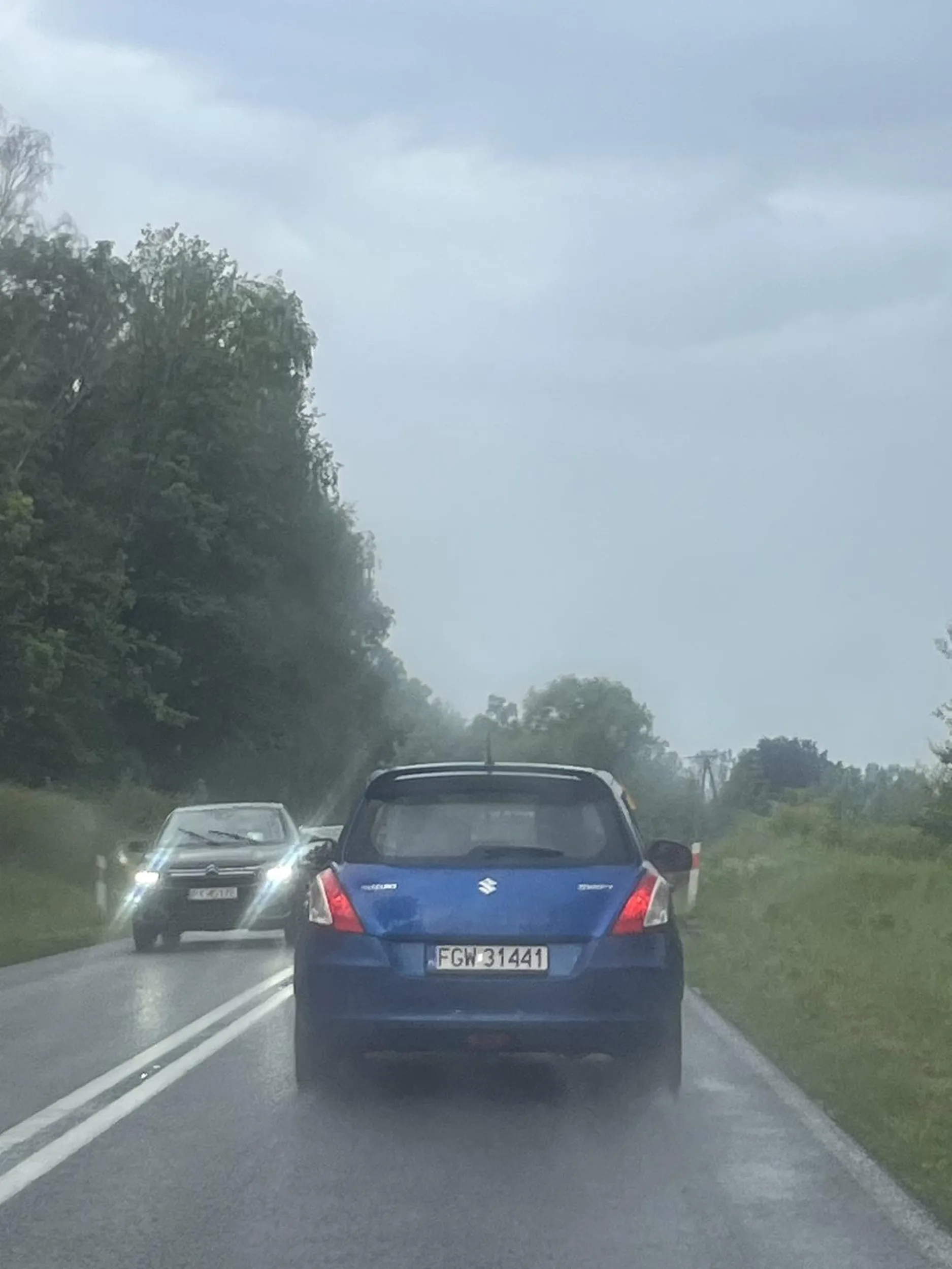 Nie potrafi jeździć, ani korzystać z lusterek. Bezsensowne używanie migaczy, to w prawo, to w lewo. Jazda poboczem, zajeżdżanie drogi, zmiana pasa w ostatniej chwili oraz prawie spowodowanie wypadku. Prawo jazdy powinno zostać już dawno zabrane. Zero wyobraźni.