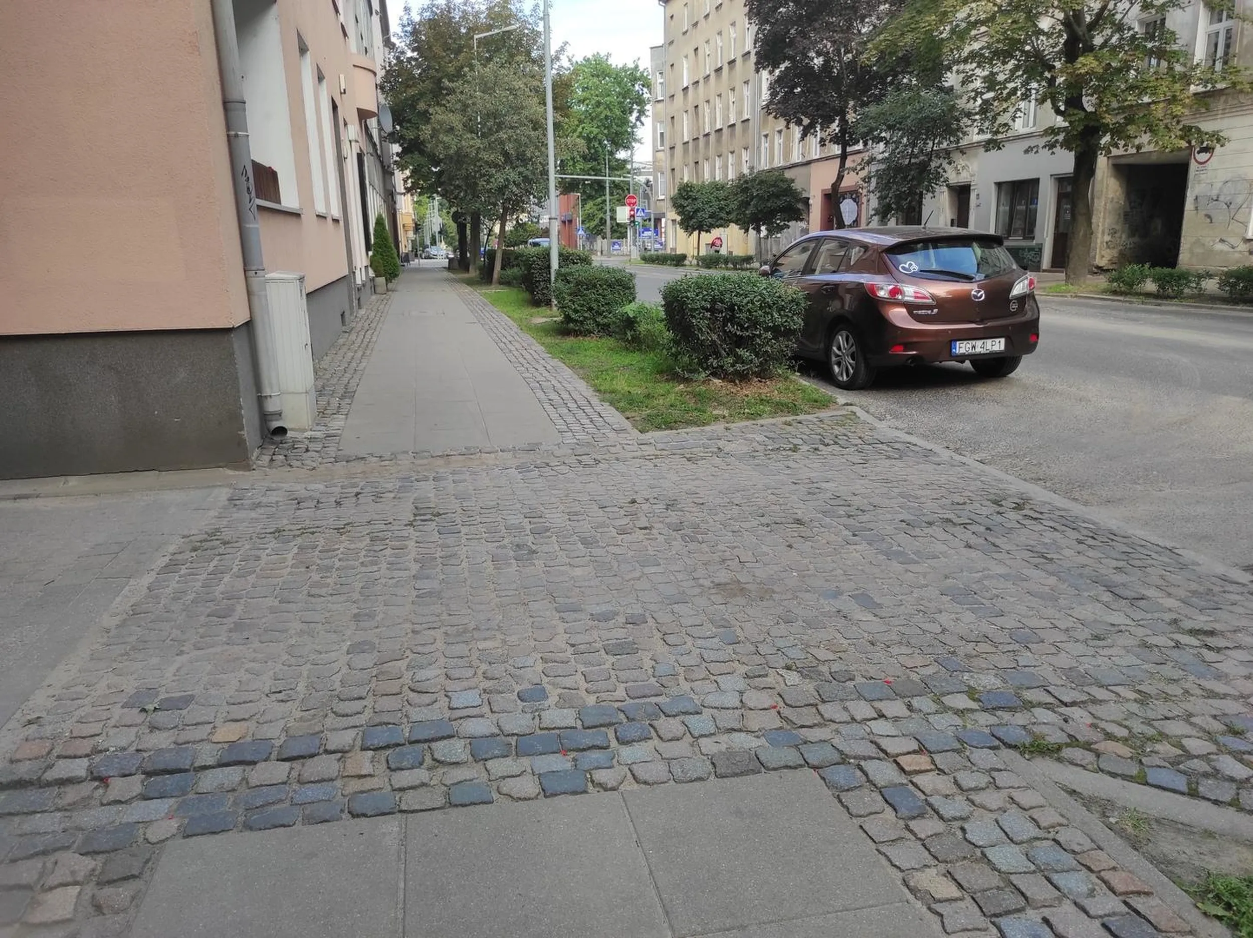 Utrudnia wyjazd z bramy, parkuje na zakazie, staje pod prąd. Gorzów Wielkopolski, ul. Mickiewicza. Podstawa prawna: par.28 ust.2 ustawy o znakach drogowych - złamany zakaz zatrzymywania się i postoju (znak b-36 widoczny na zdjęciu). art.49 ust.2 pkt.1 ustawy prawo o ruchu drogowym - postój utrudnia wyjazd z bramy, zasłania wyjeżdzającym drogę ul. Mickiewicza. art.49 ust.1 pkt.7 ustawy prawo o ruchu drogowym: zabrania się zatrzymywania pojazdu na jezdni przy jej lewej krawędzi.