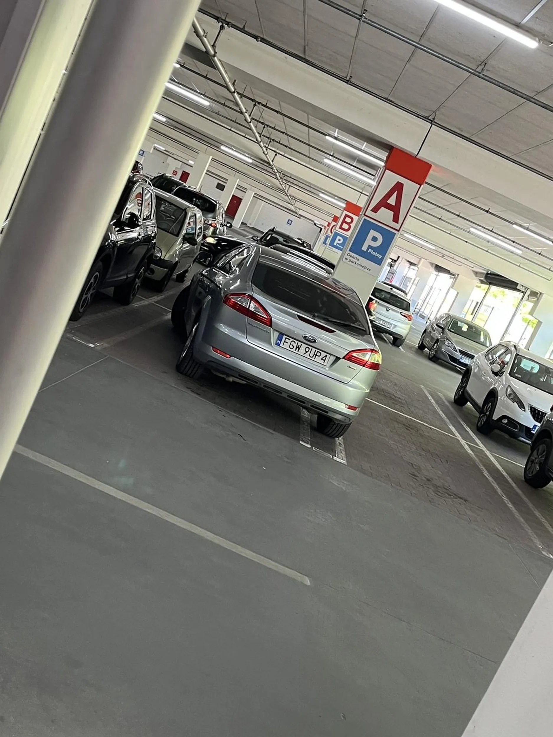 W szkole jazdy nie uczyli, jak parkować dokładnie wzdłuż linii? A może znalazłeś swoje prawo jazdy w chipsach?