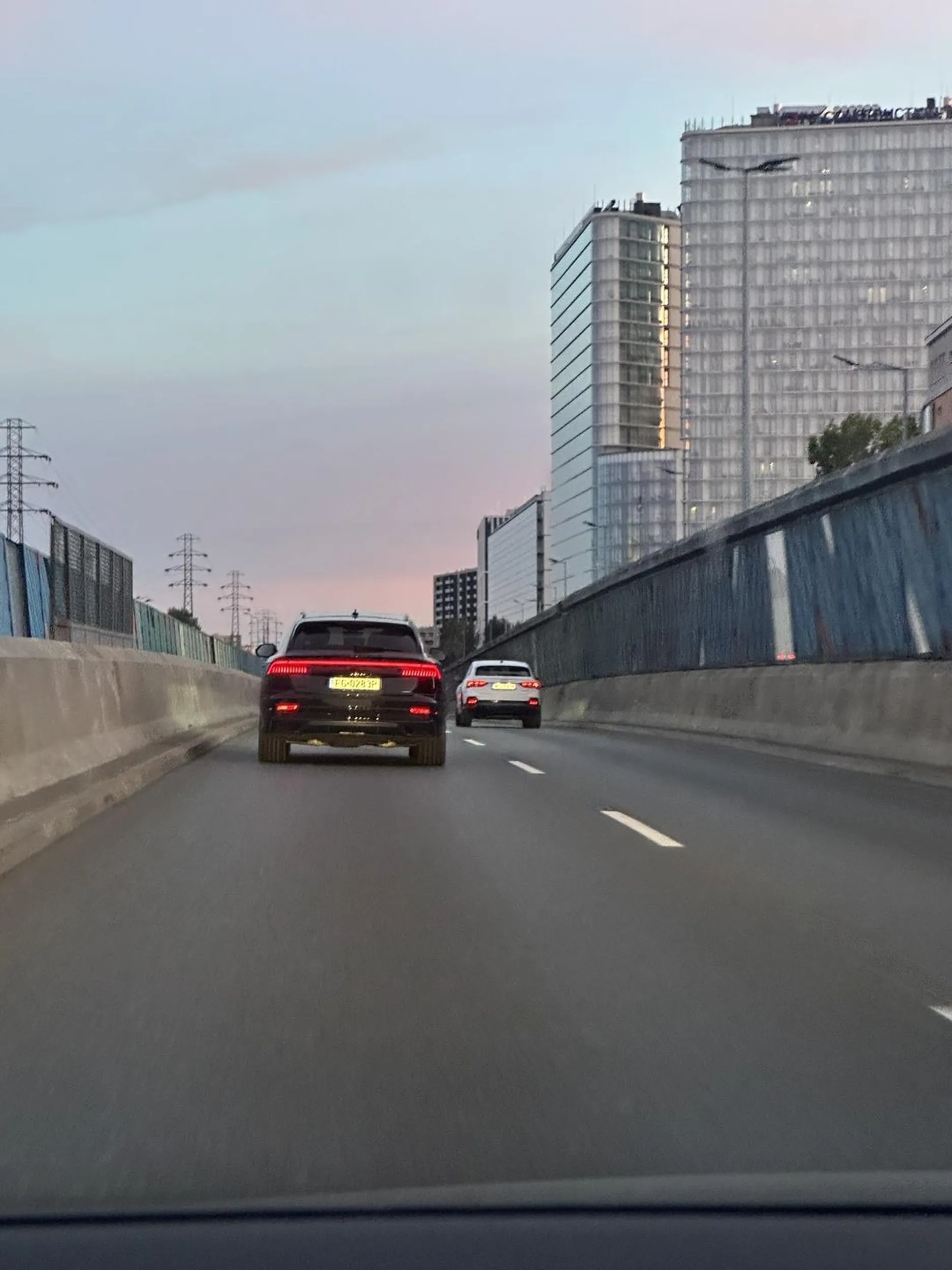 Jedzie lewym pasem 40/h i jeszcze przyspiesza kiedy chce go wyprzedzic. Czlowieku jestes uposledzony?