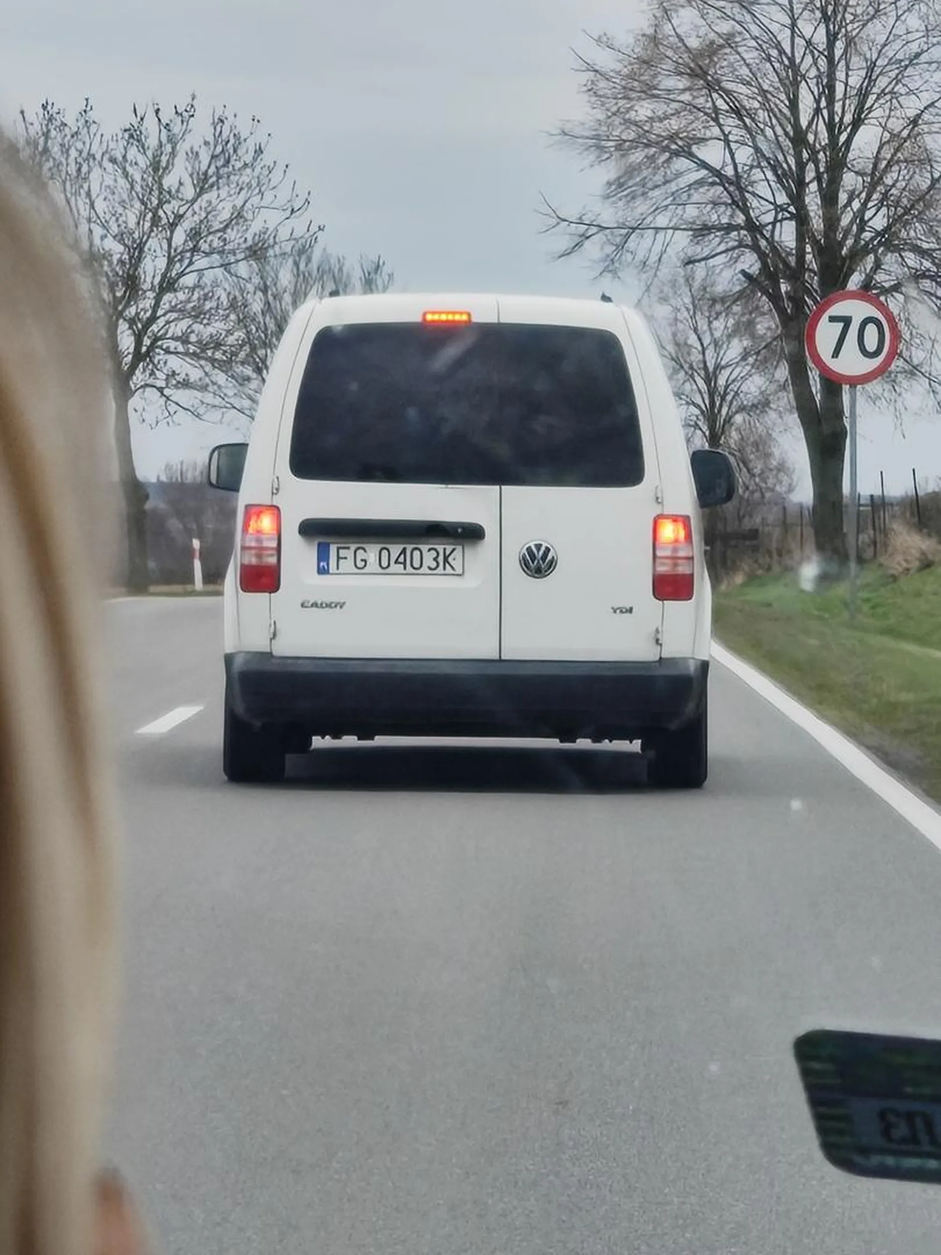 Uposledzony stary dziad, jedzie wolno a kiedy ktoś go wyprzedza, ten przyspiesza, w dodatku ciągle drze jape