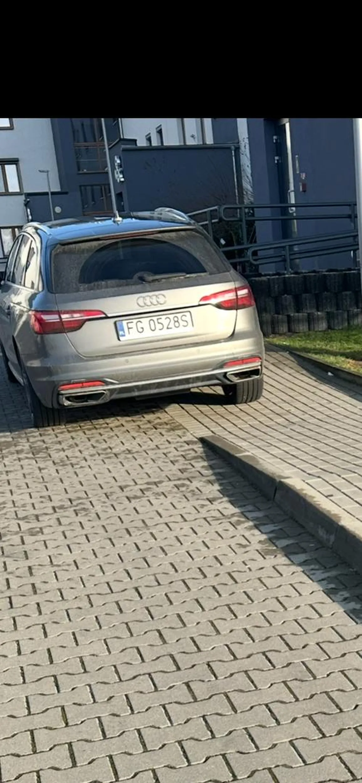 Kierowca nie wie do czego służy chodnik i podjazd. Osoby niepełnosprawne mają nauczyć przeskakiwać przez krawężnik? Ale co się dziwić.. Audi to inny stan umysłu.