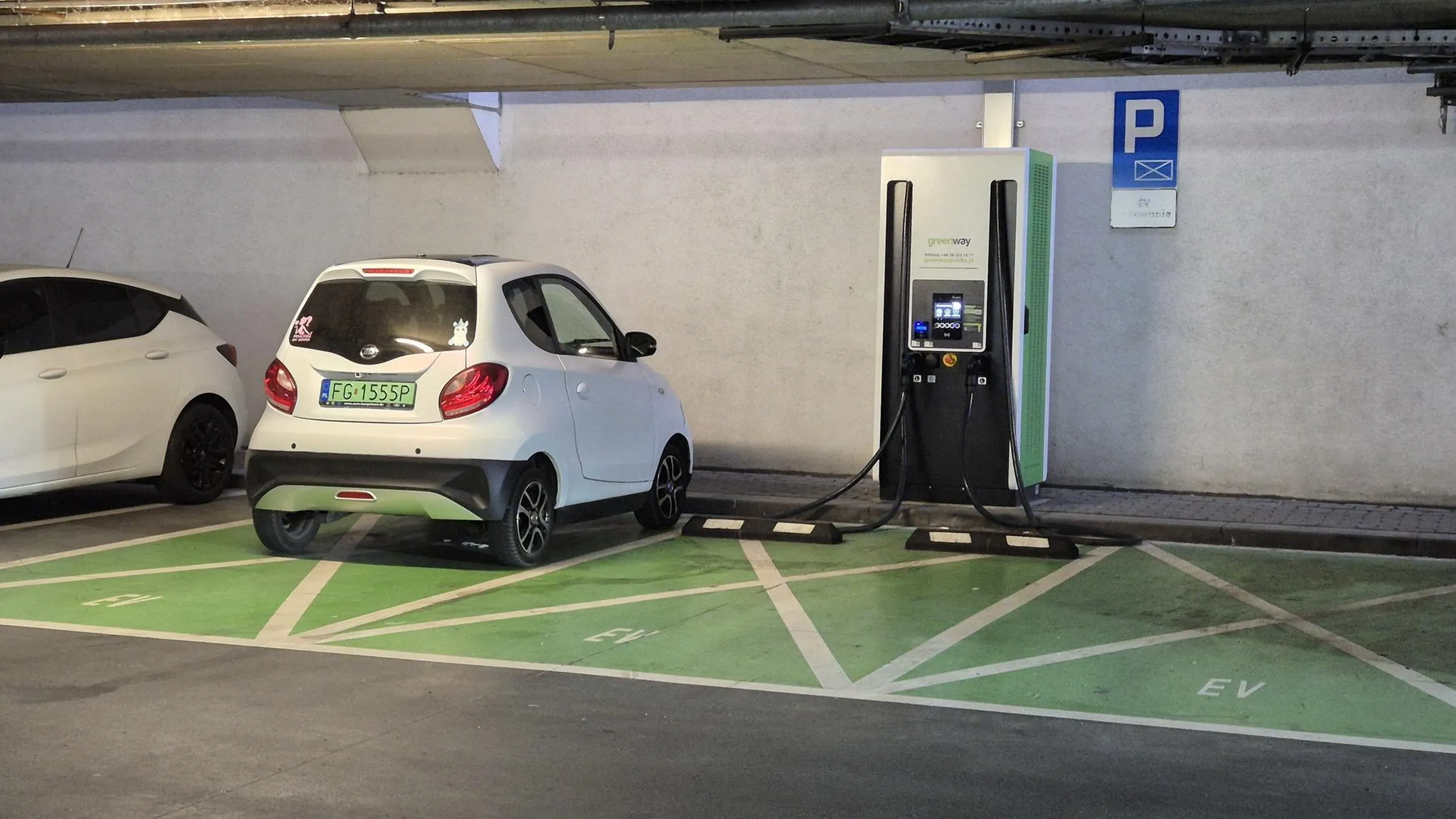 Super, że masz elektryka, a o guście się nie dyskutuje. Futerko na kierownicy – twoja sprawa, ale to jest miejsce na czas ładowania, a nie postój dla samochodów elektrycznych. Blokujesz innym miejsce.