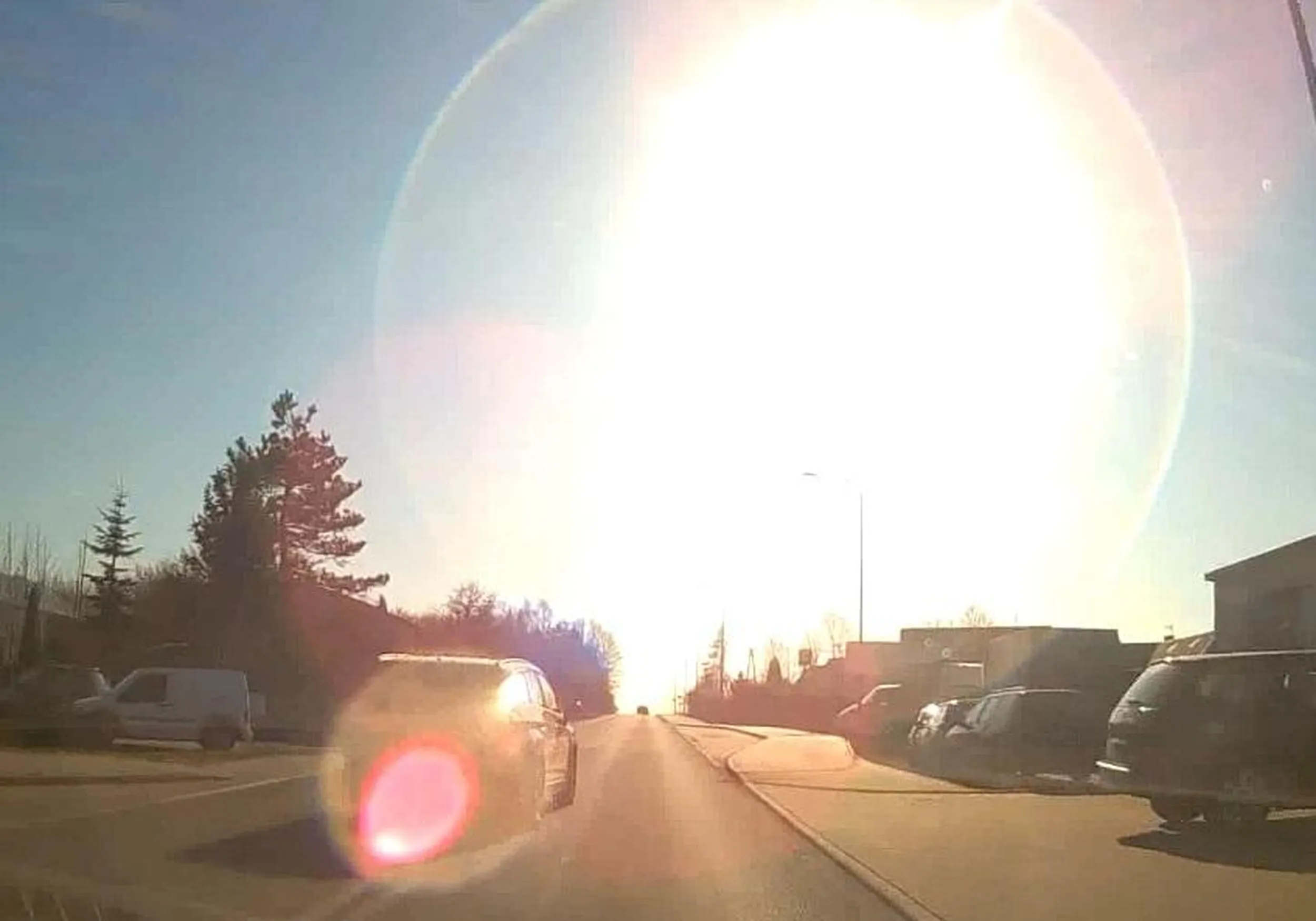 Klasyczny pokaz pirackiej jazdy, wyprzedzanie na wzniesieniu na podwójnej ciągłej, pod słońce i sporo więcej niż 50 km/h w terenie zabudowanym ........ ( wyjazd z Koszalina na Niekłonice )