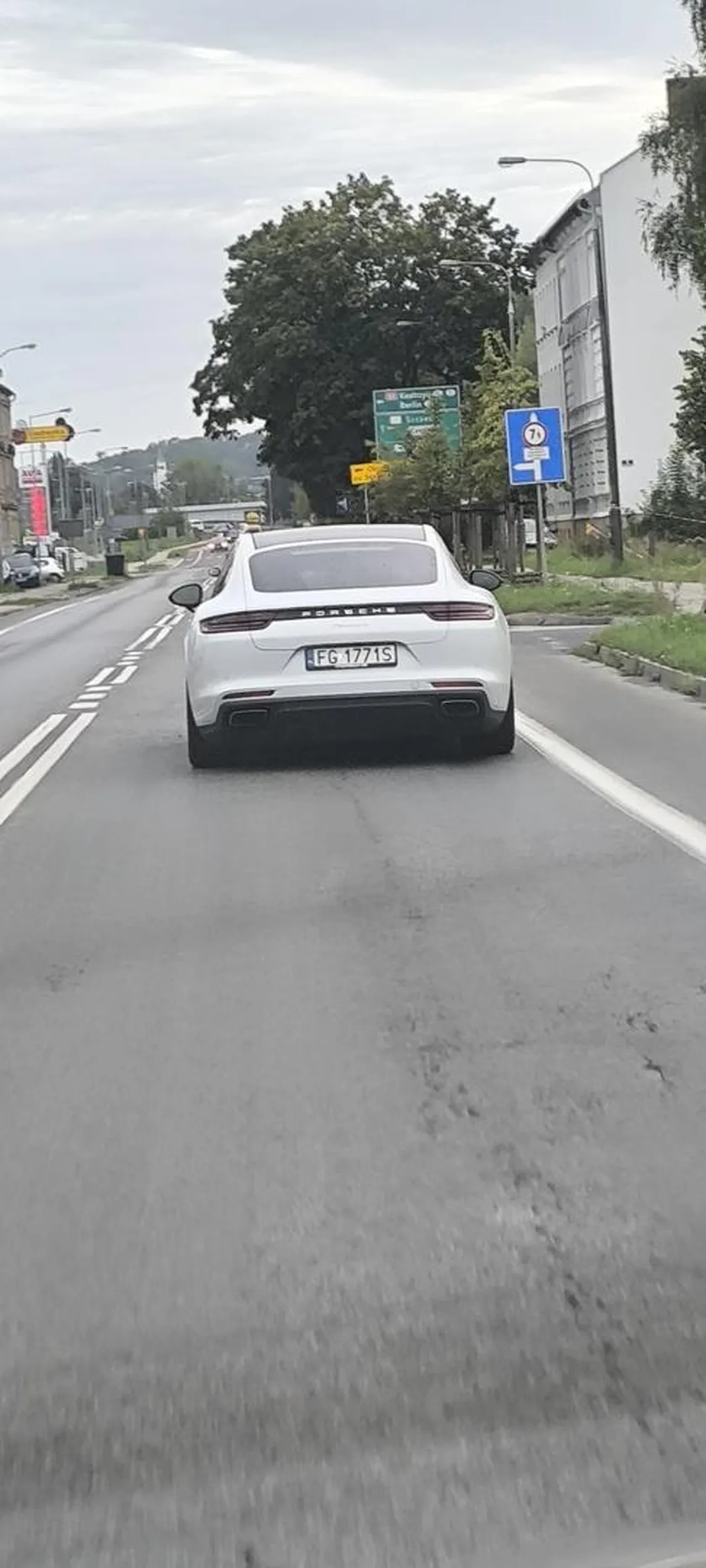 Śmieciarz wyrzuca wkłady neo przez okno, ulica Koniawska, Gorzów Wlkp.