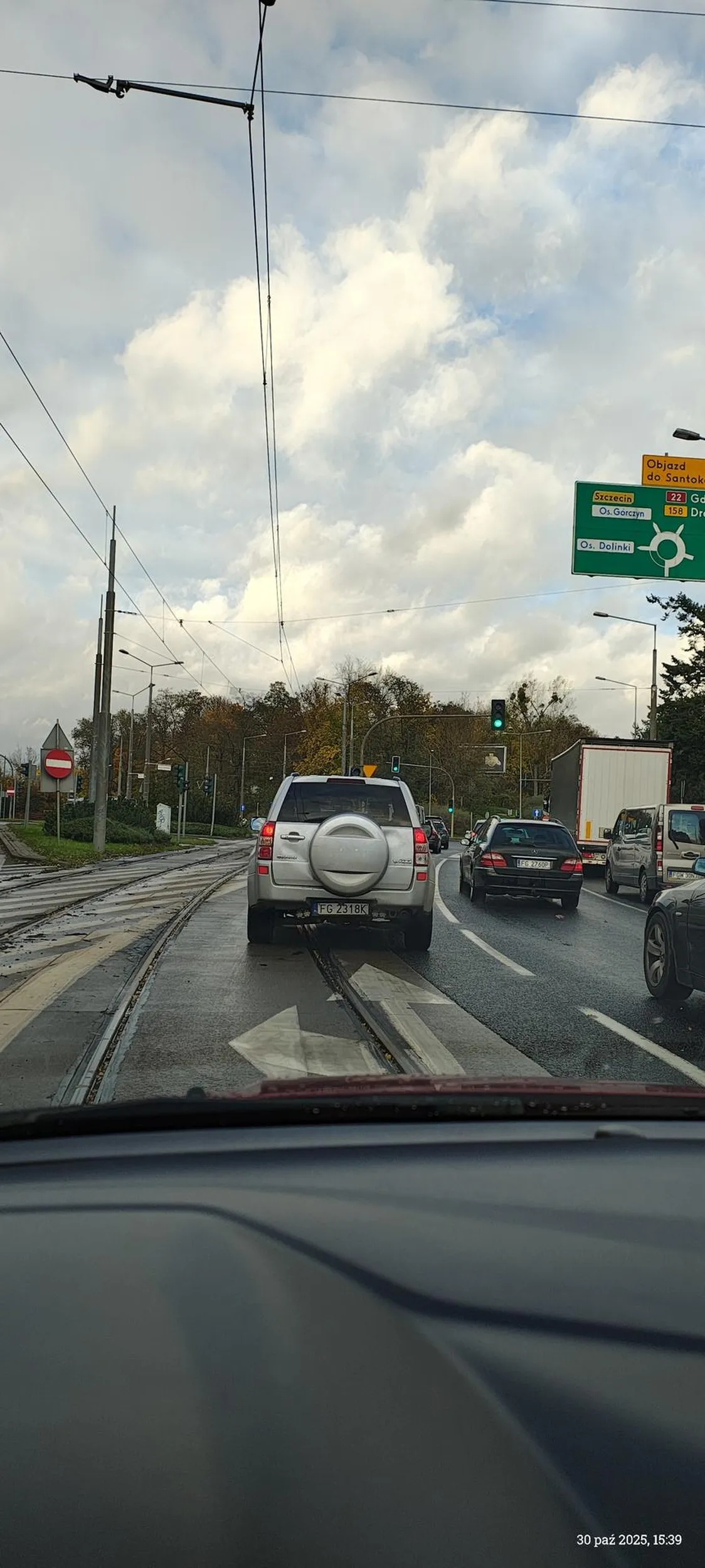 Kierowca kamerkę ma w aucie i jestem ciekawy czy doda filmik jak przyjeżdża na czerwonym na rondzie ale niestety nie nagrał tego jak wyrzuca kiepa na jezdnię zadowolony brudas