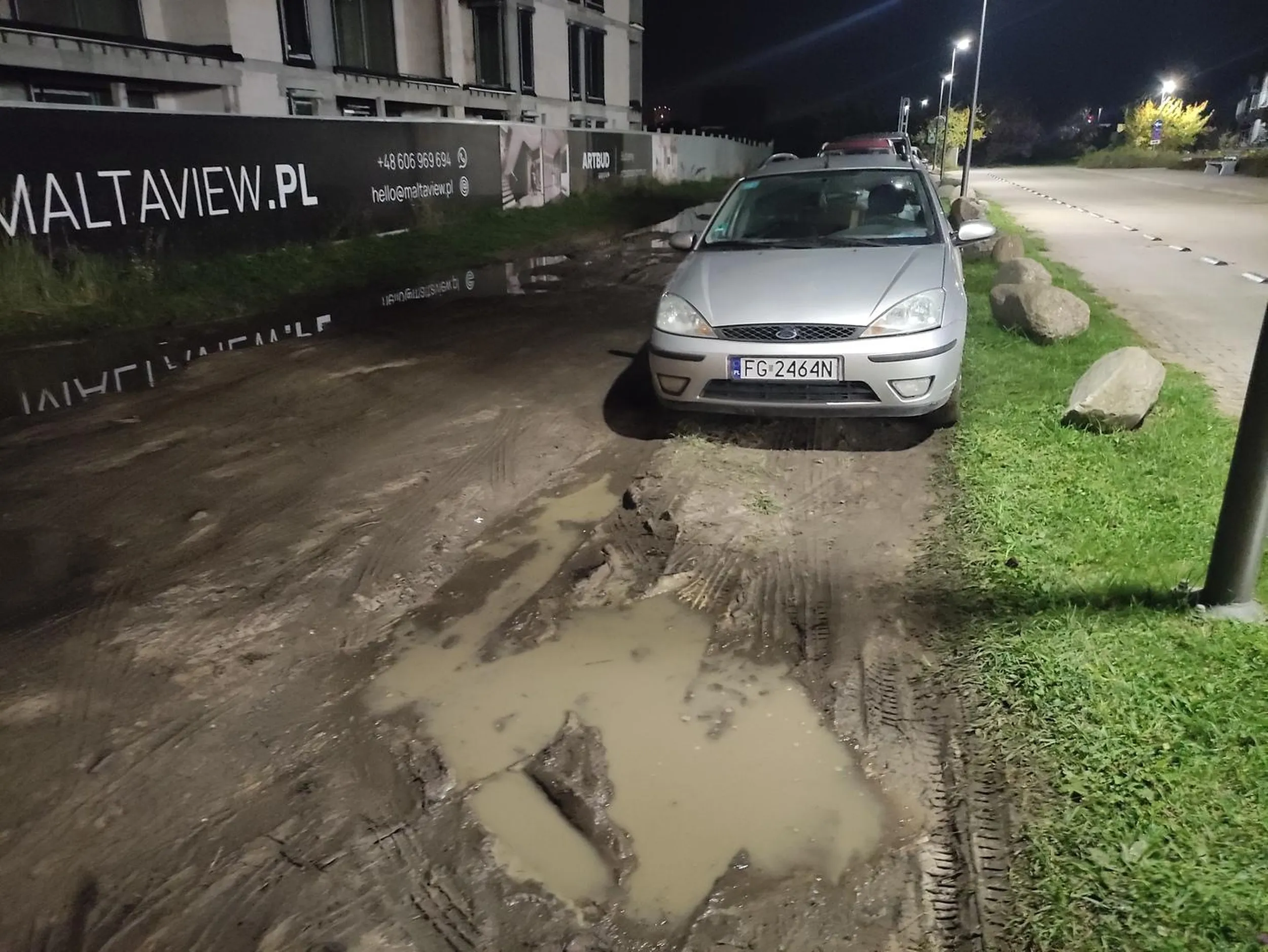 Tak ciężko zaparkować obok na parkingu? Zamiast tego zostawić auto na terenie zielonym(!)  Wszystko po to żeby zaoszczędzić 8 zł na płatnym parkingu ?