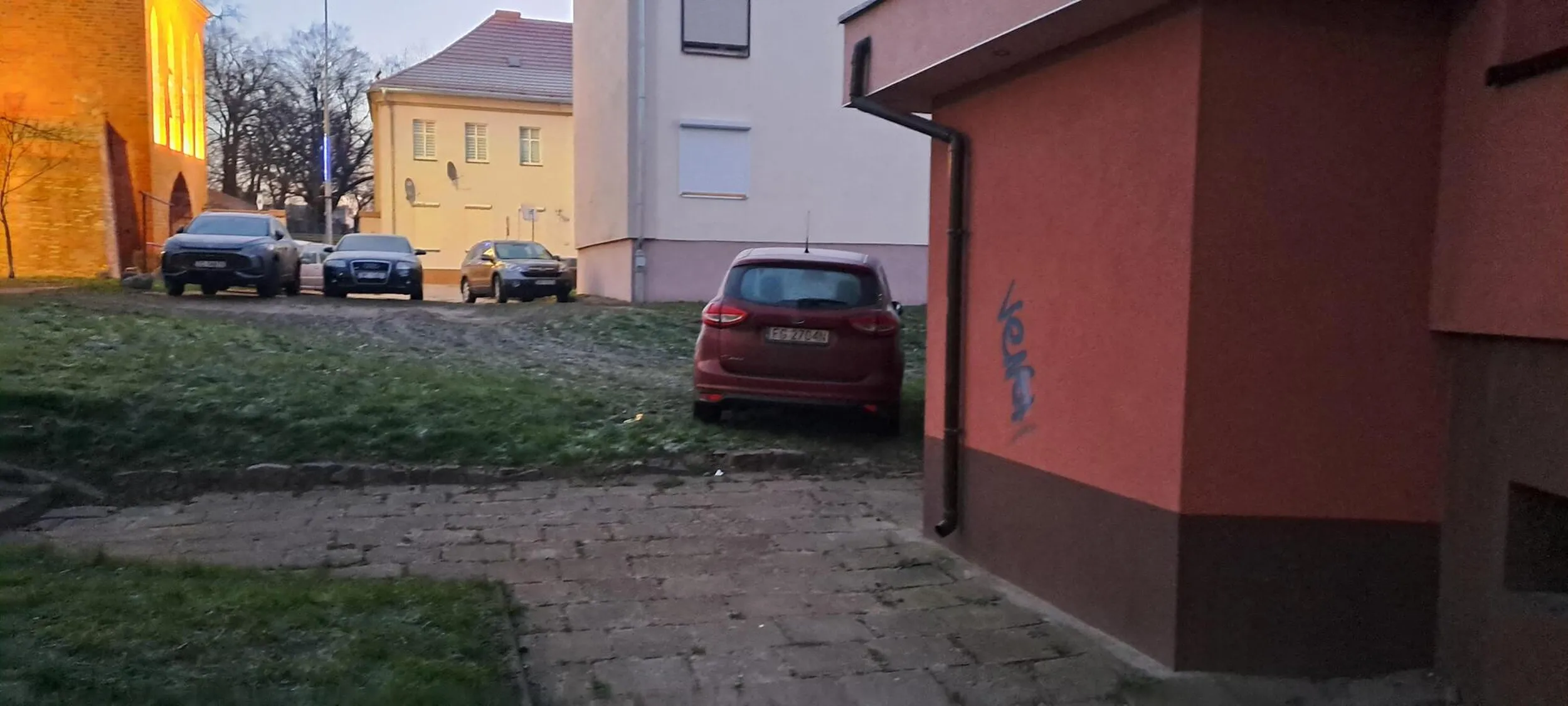 Nie dało się zaparkować w klatce schodowej? Ten cebulowóz stal tak przynajmniej dobę. 30m dalej wolne miejsca na parkingu."Polak patriota" przyjechał na święta.