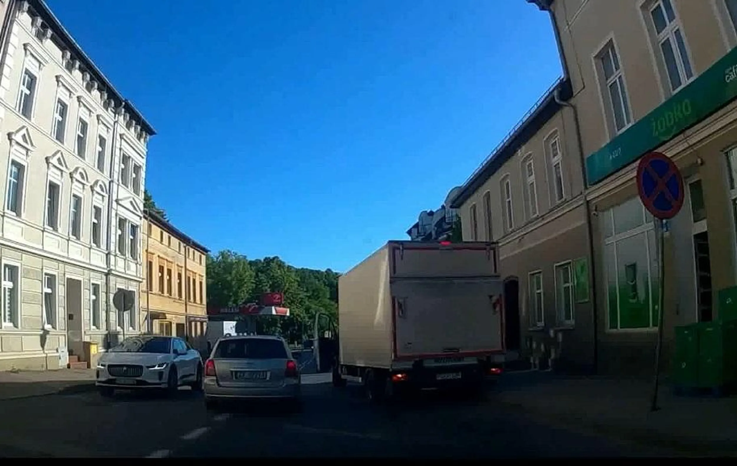 A ciebie dostawco żabki przepisy nie dotyczą?, Wadzisz wielu kierowcom, a możesz zaparkować na bocznej uliczce.