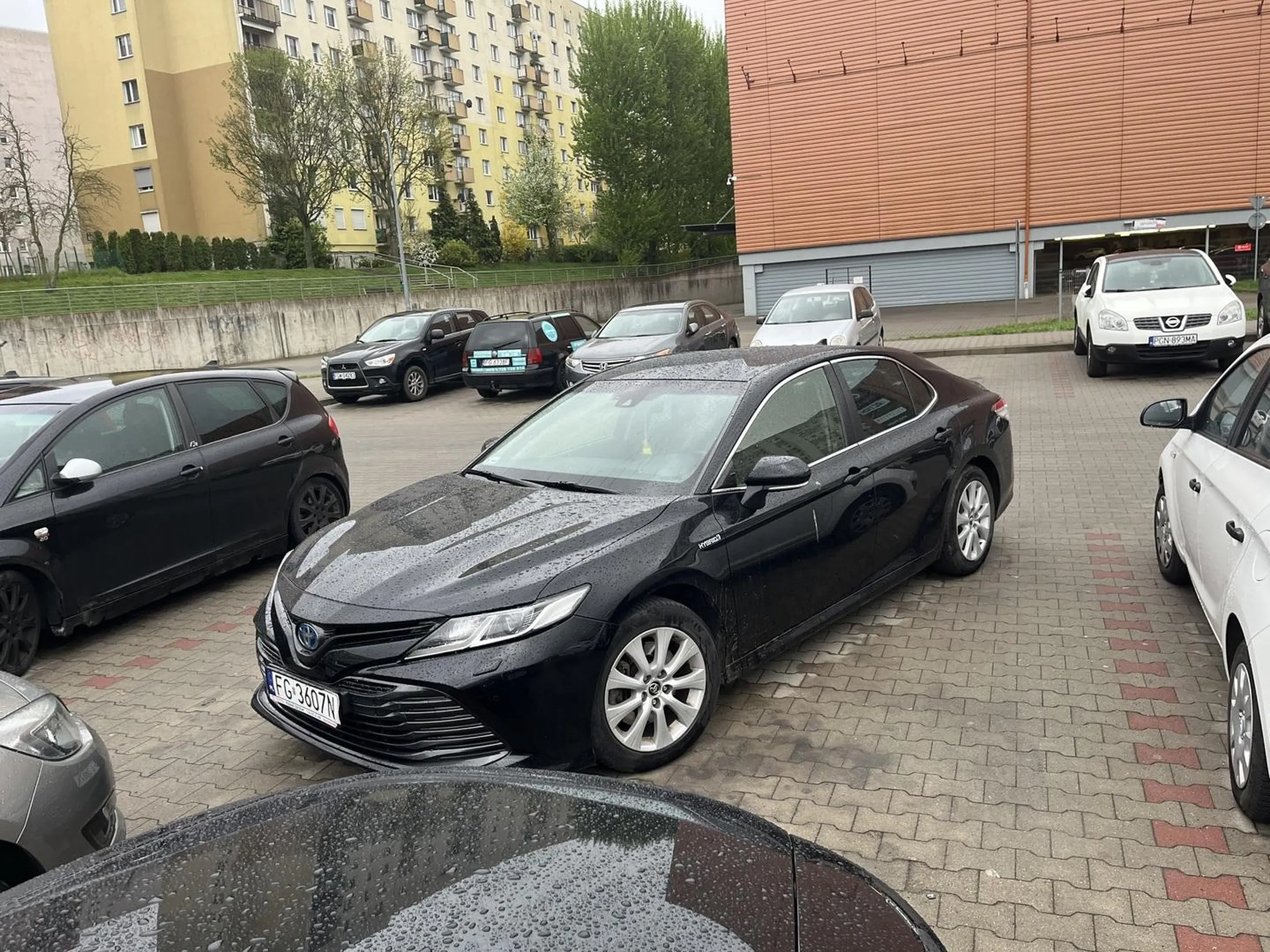 Pani z toyoty nie dość, że jeździ jakby wygrała prawo jazdy w chipsach, to zdecydowanie ominęła kurs nauki parkowania.