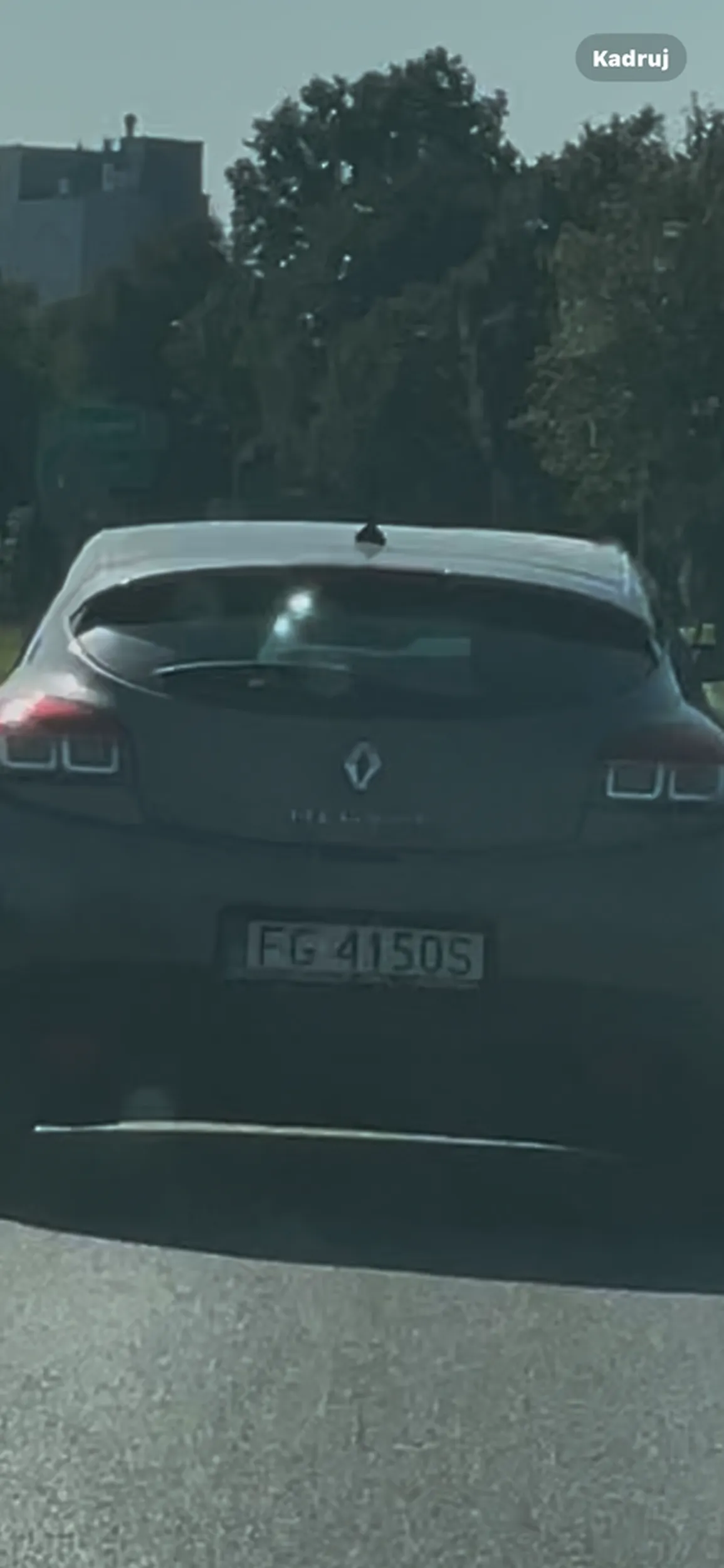 Uwaga na oszołoma jedzie metr od zderzaka macha kierownicą jak nienormalny. W przypadku koalicji na pewno będzie fisiował i próbował zwalić winę na ofiarę.