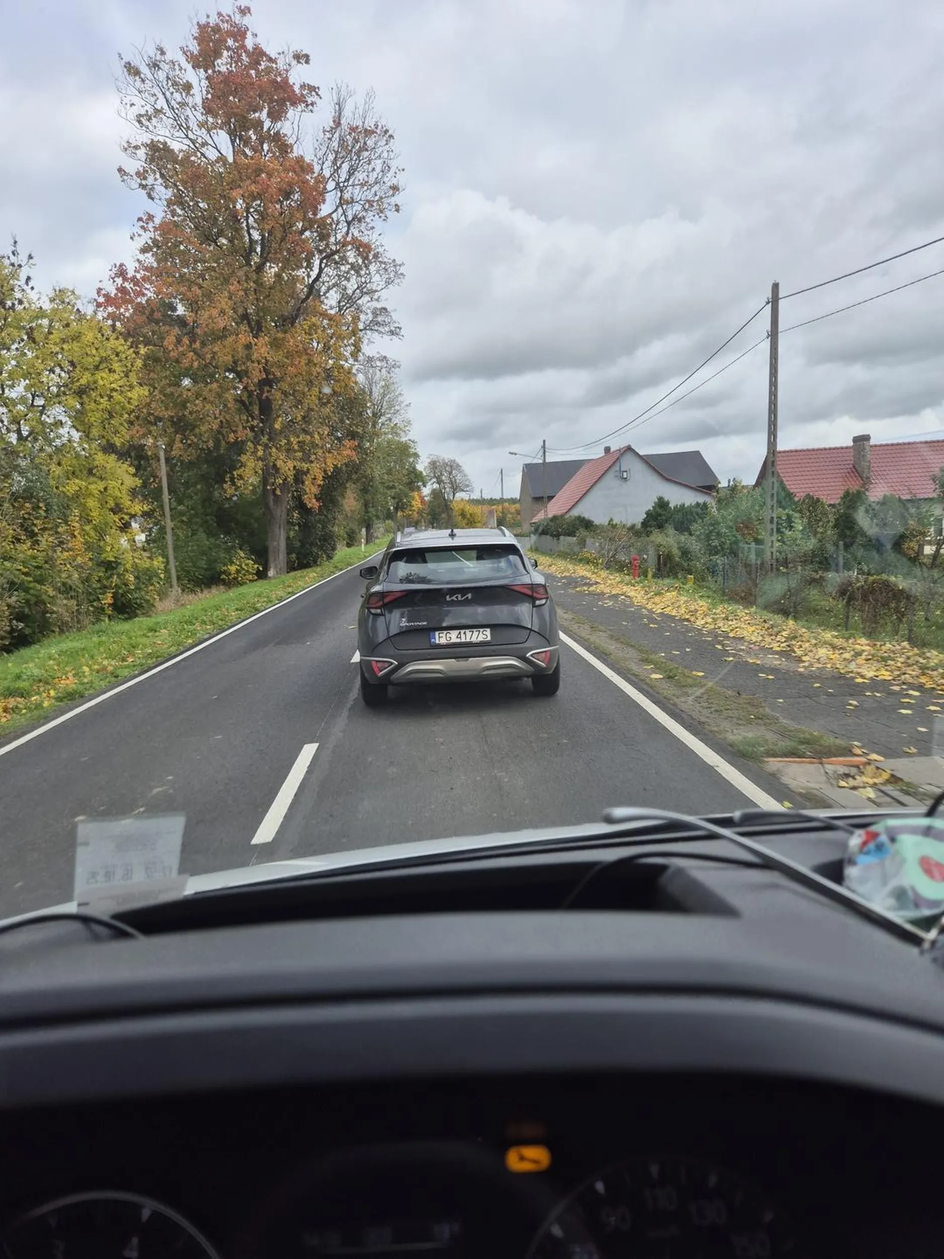 Szeryf drogowy nie da się wyprzedzić przyśpiesza podczas manewru potem hamuje